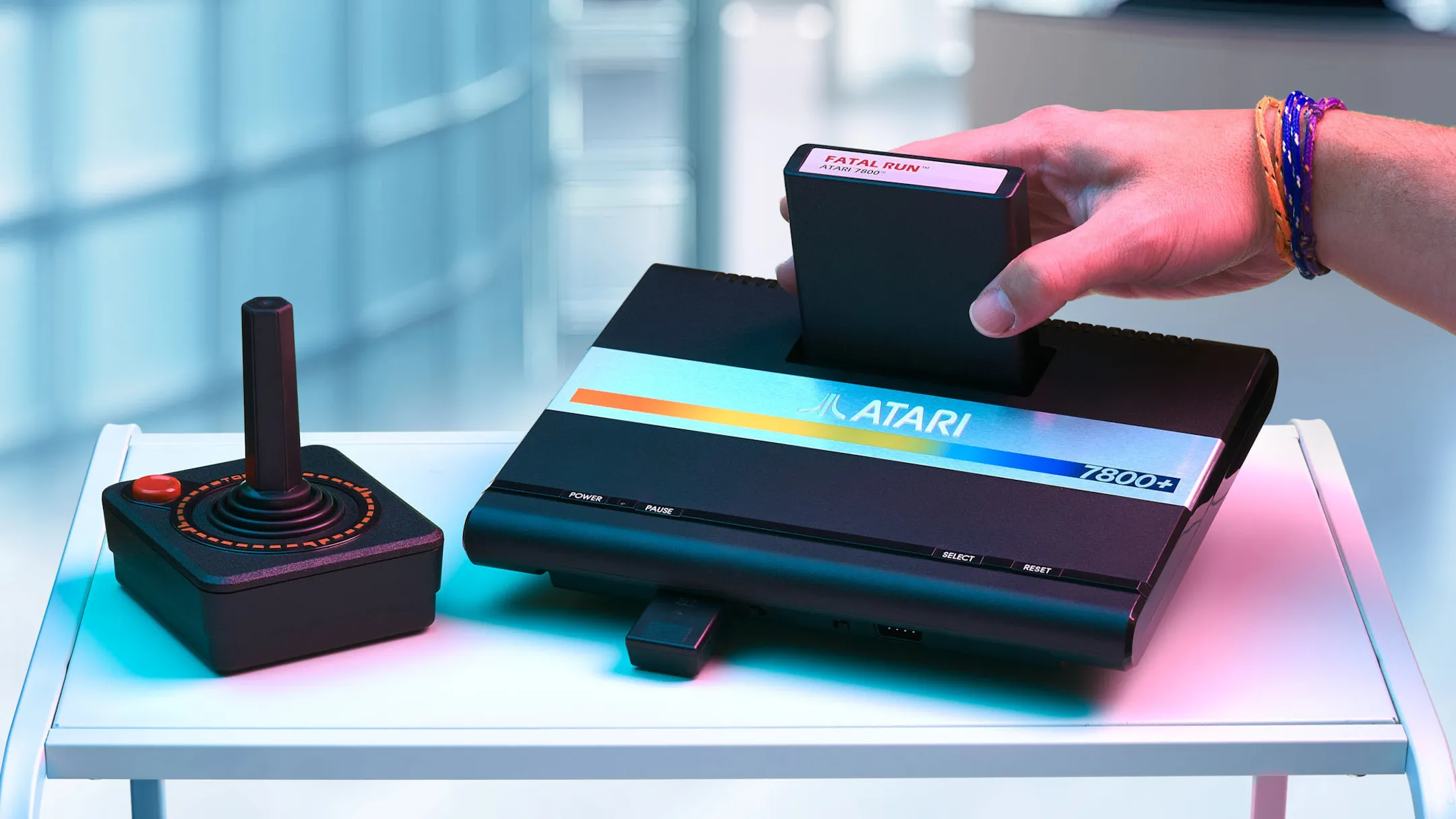 Máy chơi game console Atari 7600 với các nút điều khiển và logo