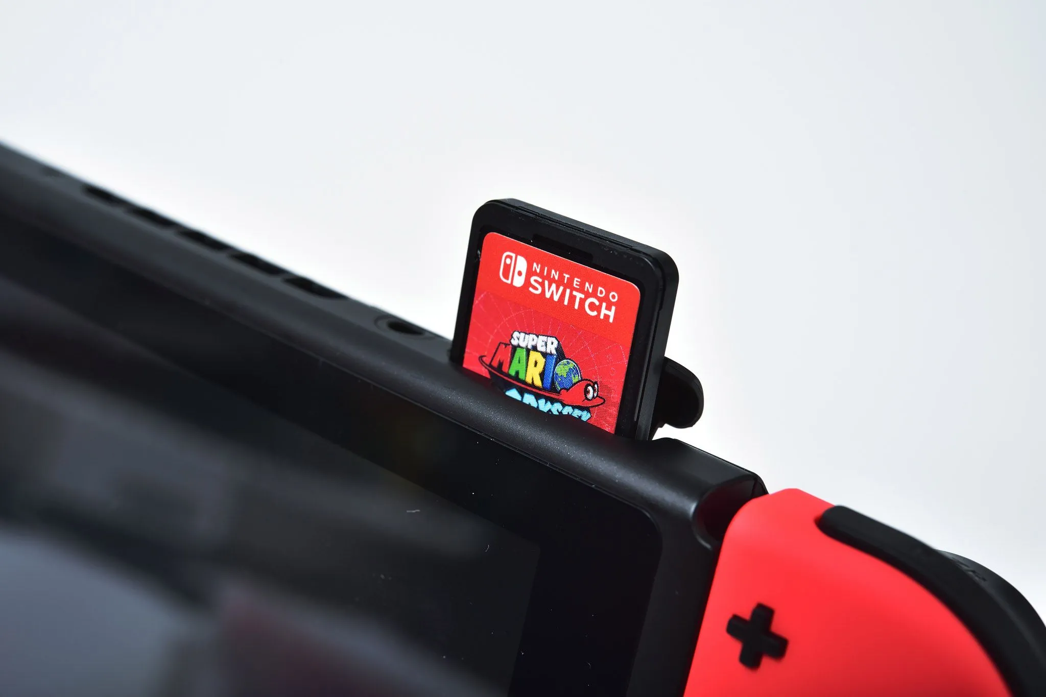 Máy chơi game Nintendo Switch với thẻ game được chèn vào khe cắm