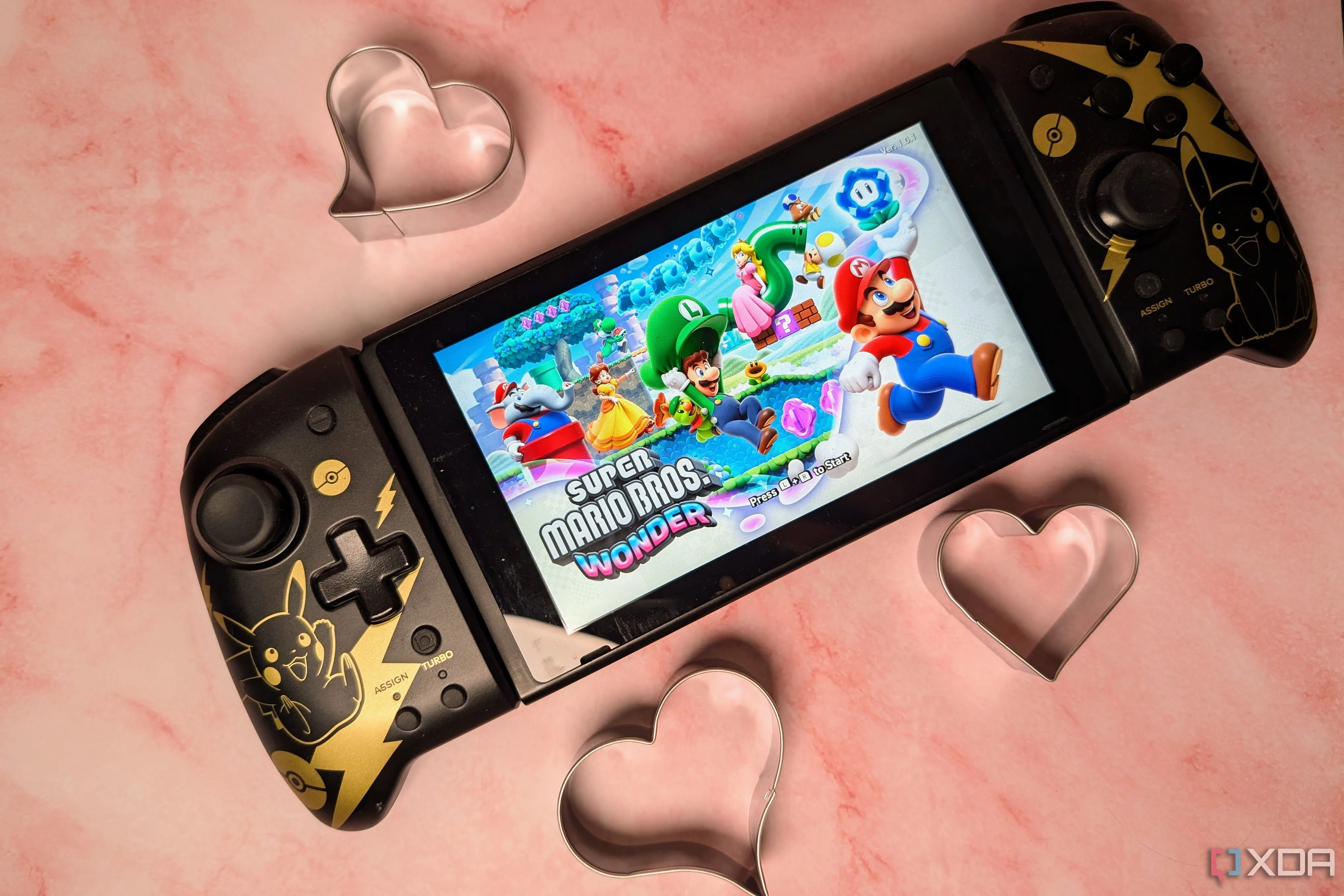 Máy chơi game Nintendo Switch với trò chơi Mario Wonder, minh họa sức hút mạnh mẽ từ các tựa game độc quyền của Nintendo.