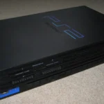 Máy chơi game PlayStation 2 đời đầu với thiết kế đặc trưng, biểu tượng cho sự thay đổi trong tiêu thụ nội dung đa phương tiện
