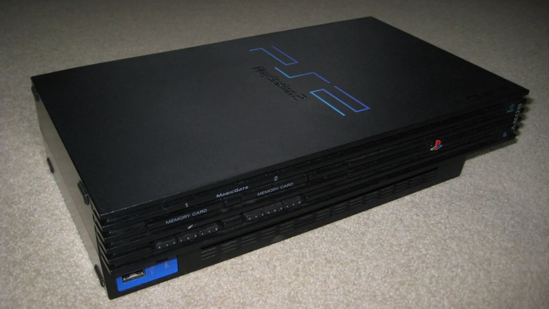Máy chơi game PlayStation 2 đời đầu với thiết kế đặc trưng, biểu tượng cho sự thay đổi trong tiêu thụ nội dung đa phương tiện