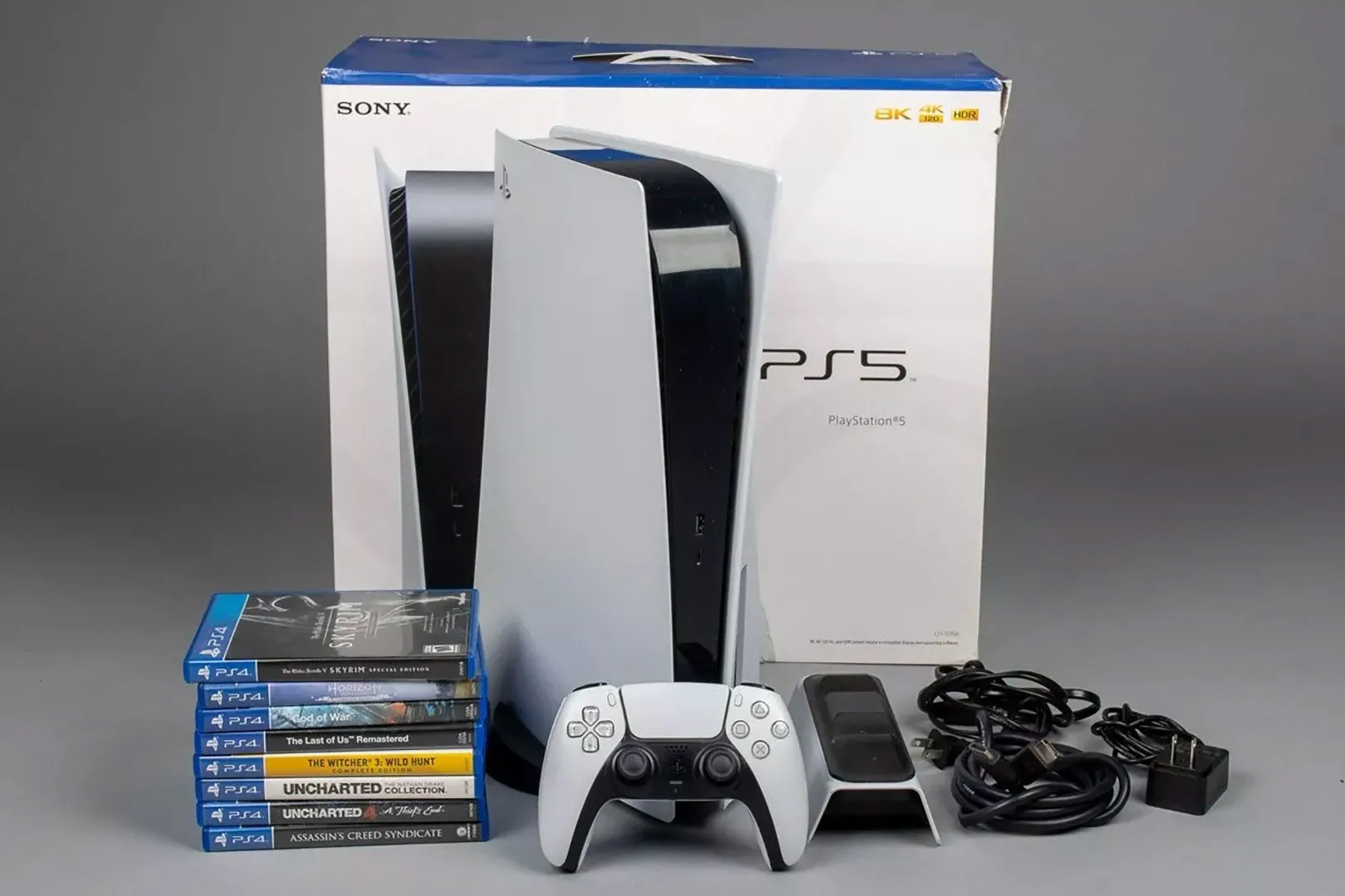 Máy chơi game PlayStation 5 với các tựa game trên kệ