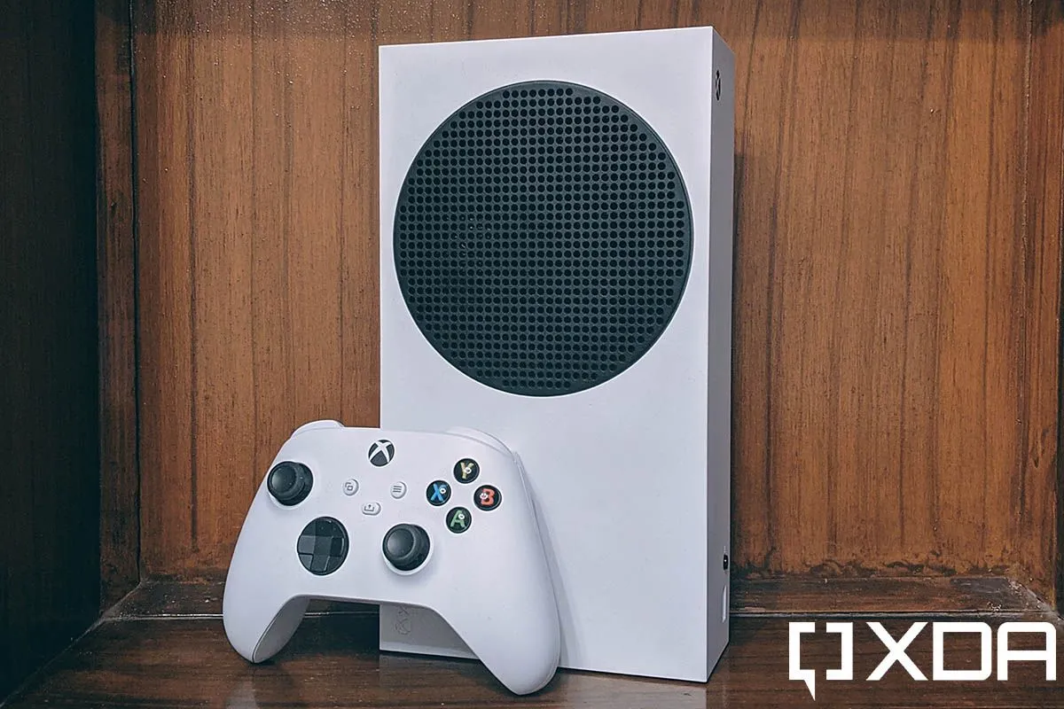 Máy chơi game Xbox Series S màu trắng đặt ở góc nhìn chính diện.
