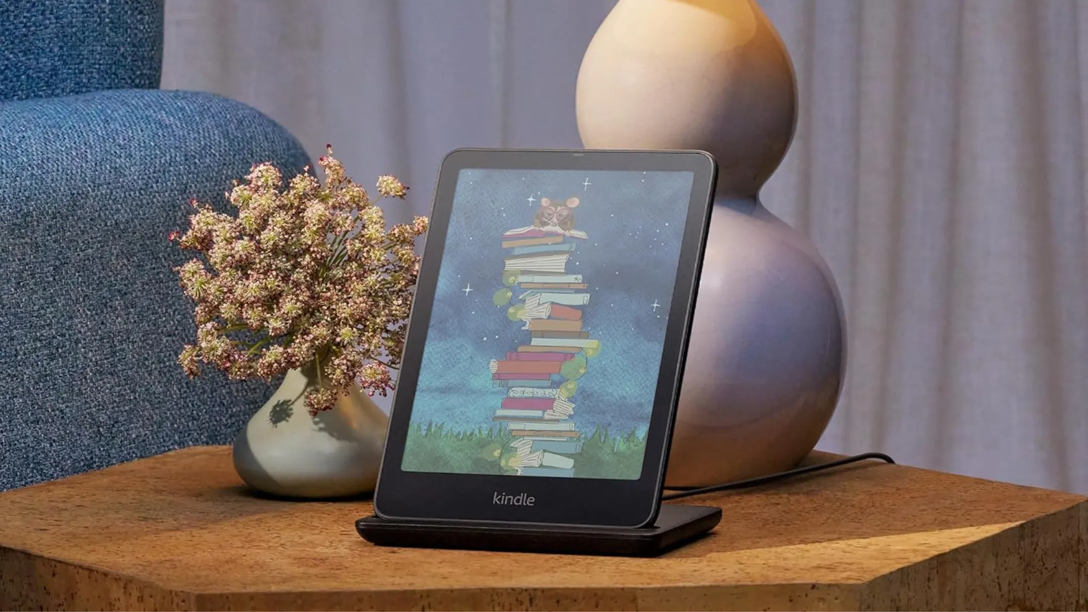 Máy đọc sách Amazon Kindle Colorsoft Signature Edition đặt trên bàn