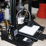 Máy in 3D đang hoạt động tạo ra mô hình