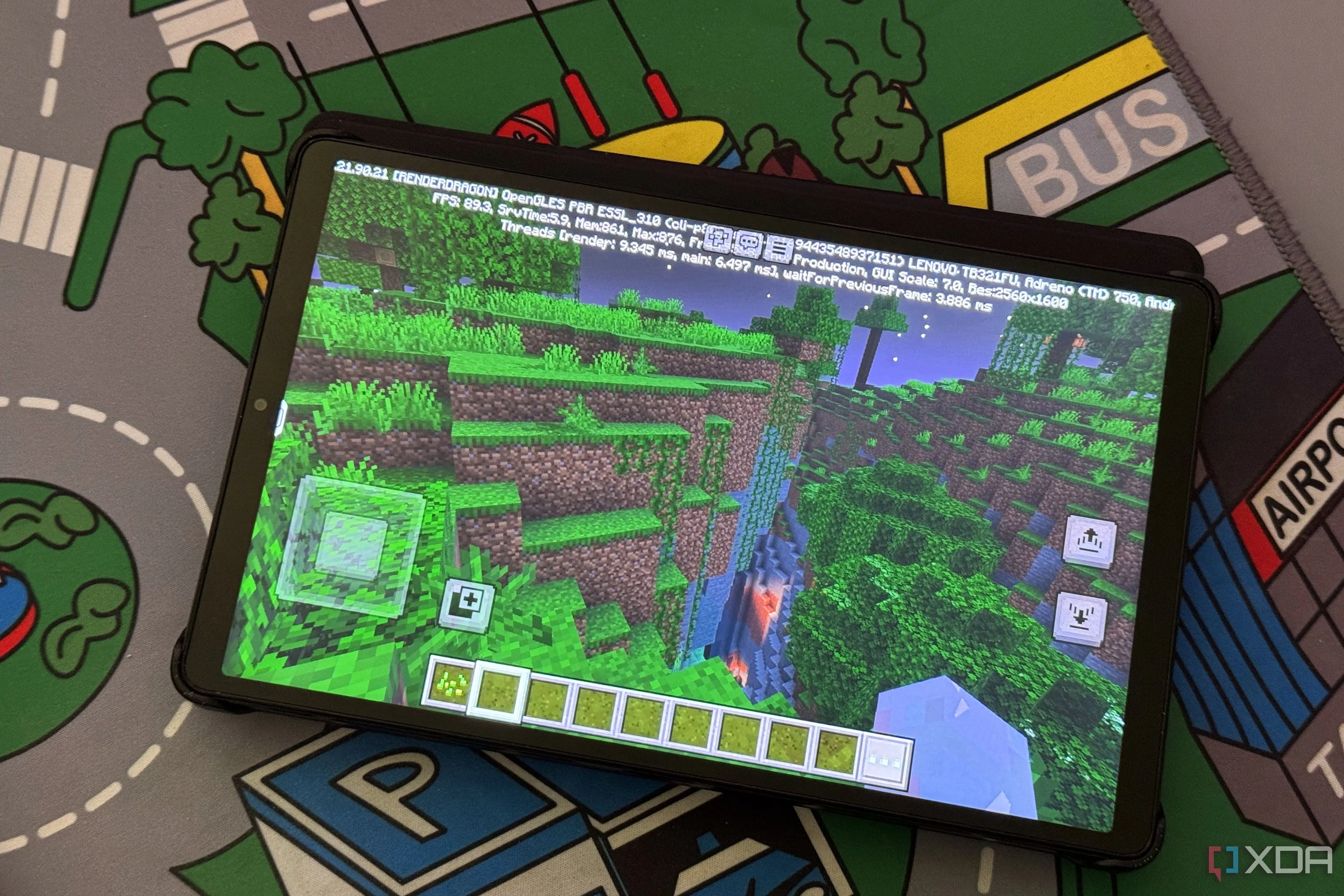 Máy tính bảng hiển thị trò chơi Minecraft đang chạy, minh họa khả năng host máy chủ game trực tiếp trên TrueNAS SCALE.