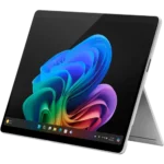 Máy tính bảng Microsoft Surface Pro 11 hiển thị giao diện Windows, thể hiện sự mỏng nhẹ và hiện đại.