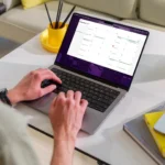 Máy tính MacBook hiển thị ứng dụng lịch, thể hiện giao diện người dùng macOS