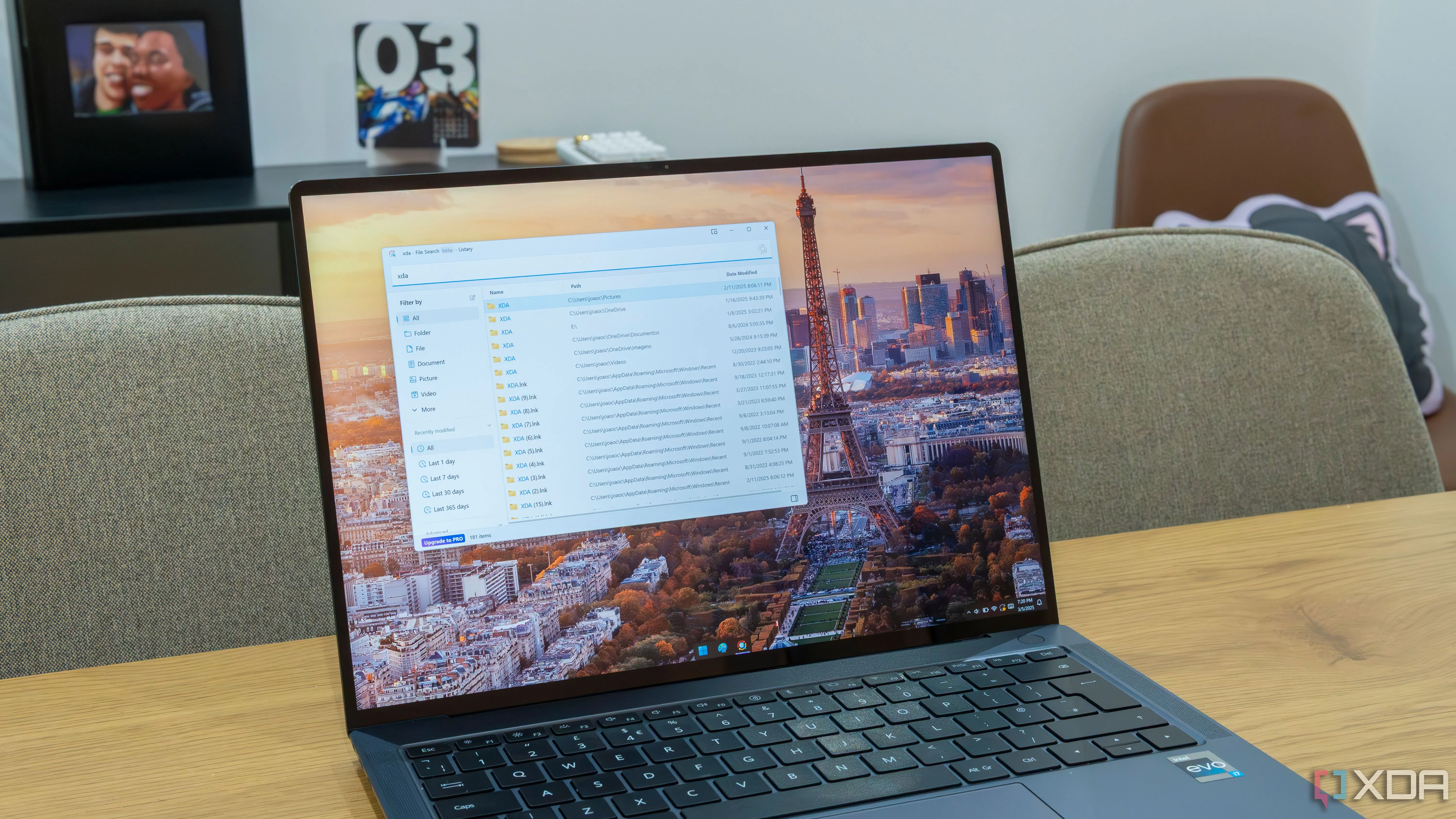 Máy tính xách tay chạy Windows 11 hiển thị kết quả tìm kiếm tệp bằng Listary, minh họa cho vấn đề tương thích phần mềm cũ trên nền tảng công nghệ mới.