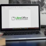 Máy tính xách tay hiển thị phần mềm LibreOffice, tượng trưng cho giải pháp văn phòng mã nguồn mở