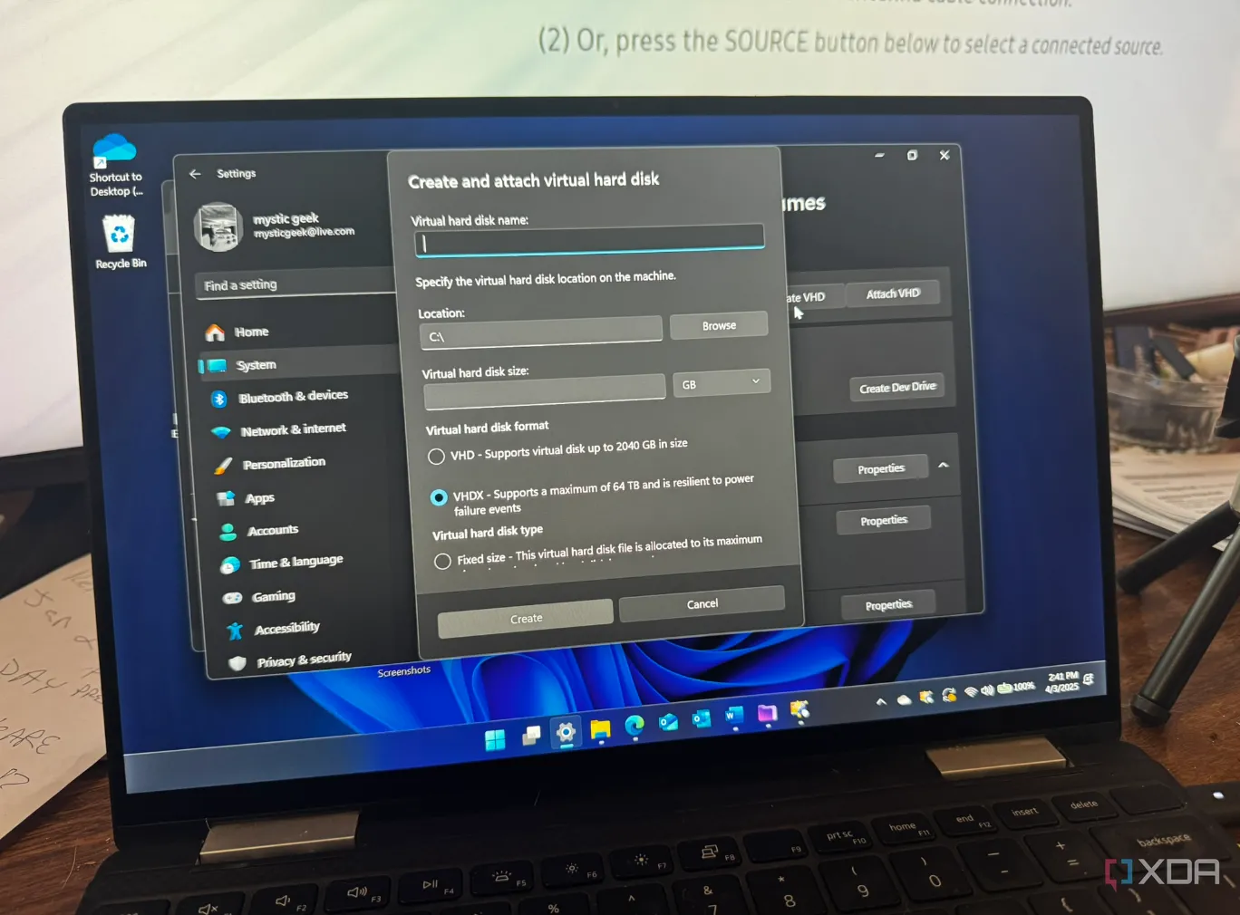 Máy tính xách tay Windows 11, biểu tượng cho việc cập nhật hệ điều hành lên 24H2 để tăng cường bảo mật và hỗ trợ VBS Enclaves