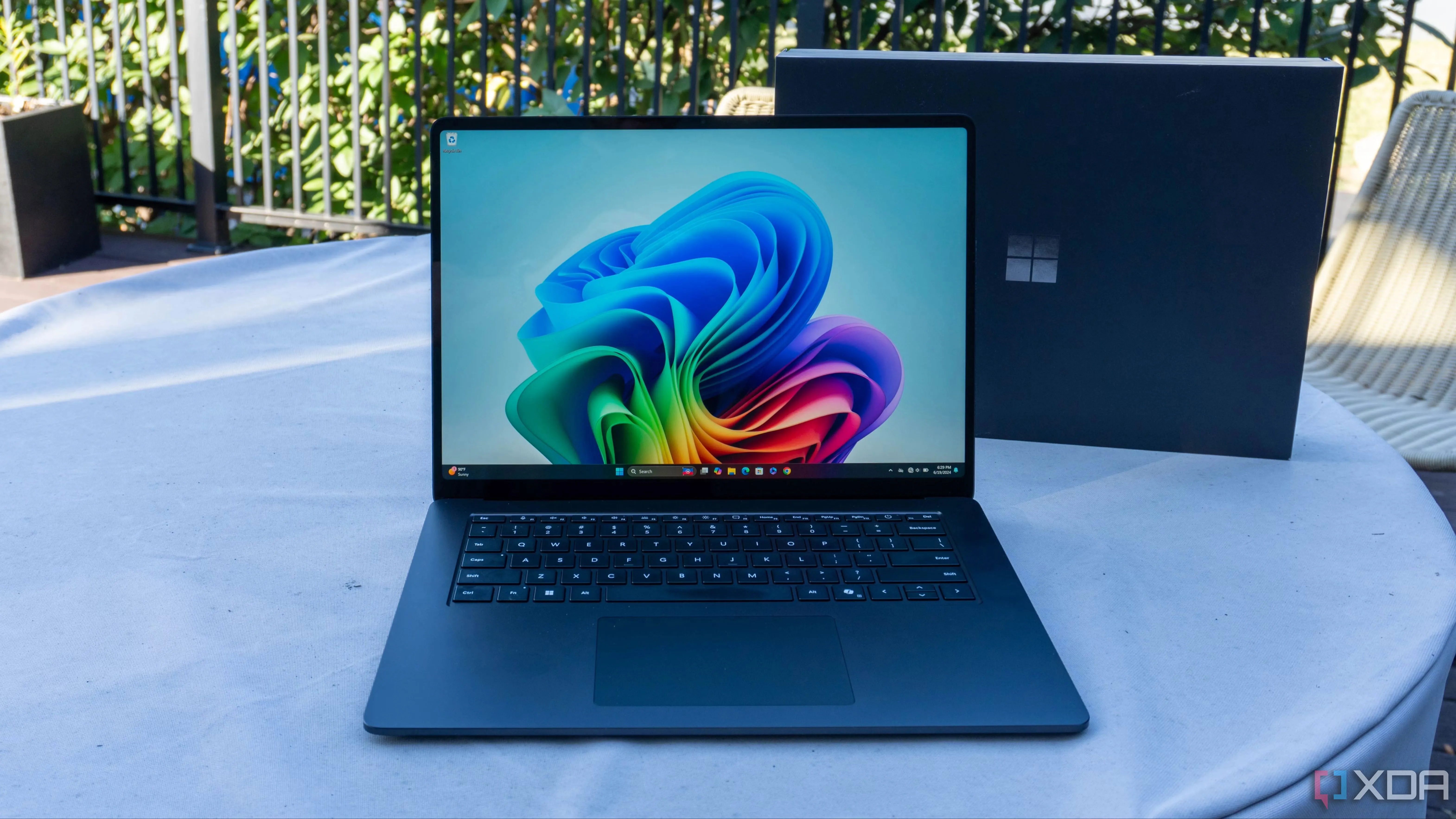 Microsoft Surface Laptop 7 màu bạch kim đặt trên bàn, minh họa thiết kế nhôm cao cấp và thời lượng pin vượt trội.