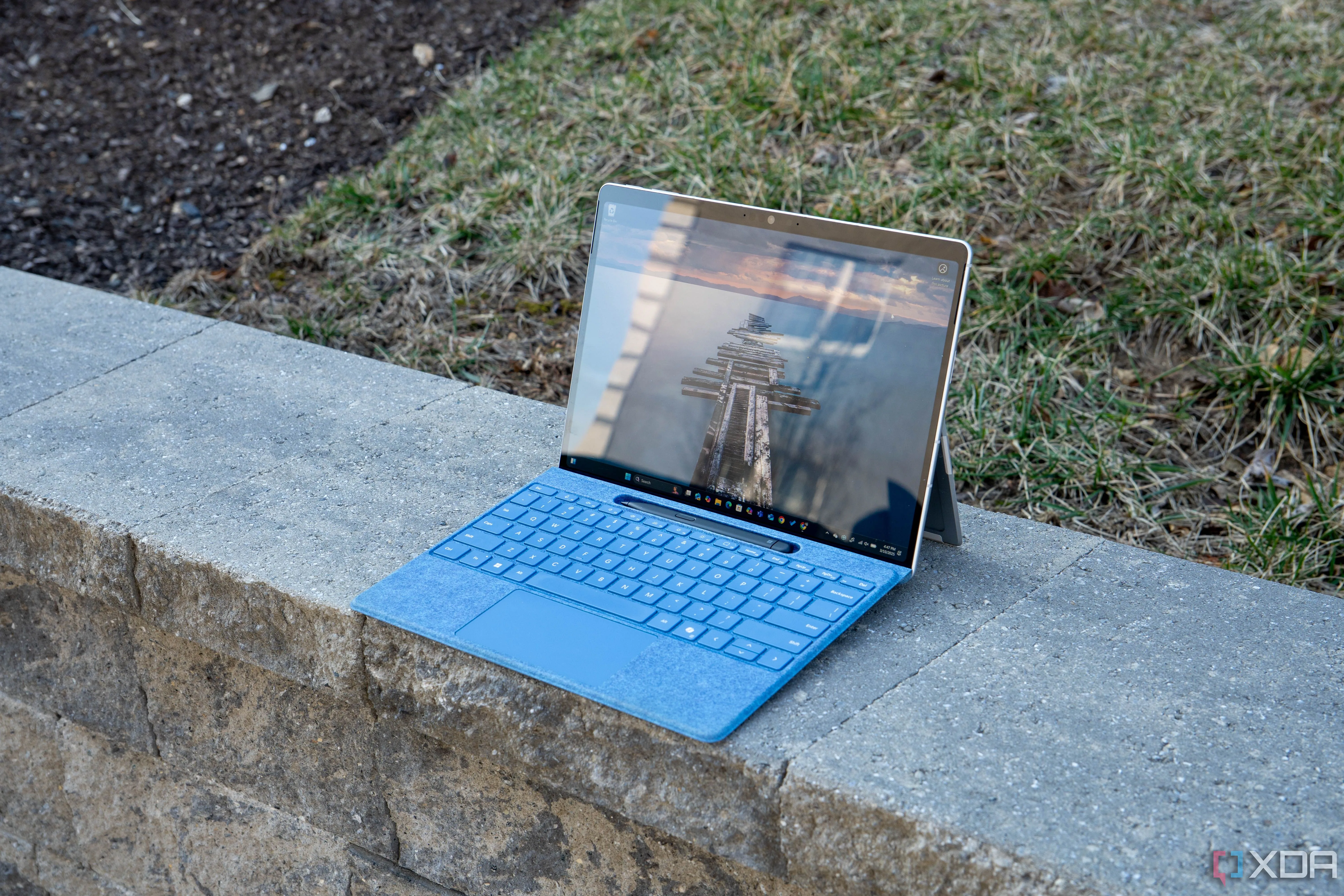 Microsoft Surface Pro 11 với bàn phím Flex Keyboard và bút stylus, làm nổi bật khả năng biến hình linh hoạt thành laptop.