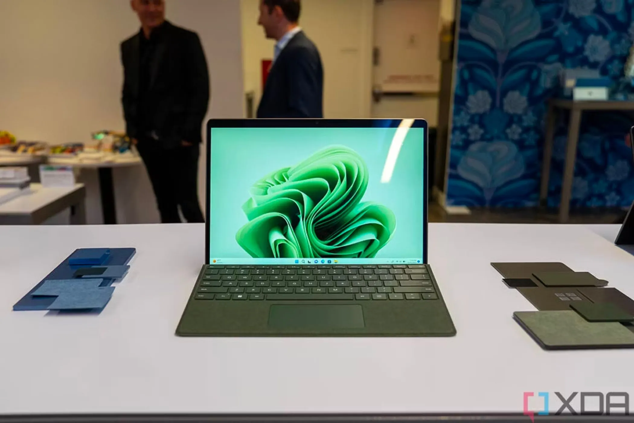 Microsoft Surface Pro 9 màu xanh Forest trên bàn làm việc