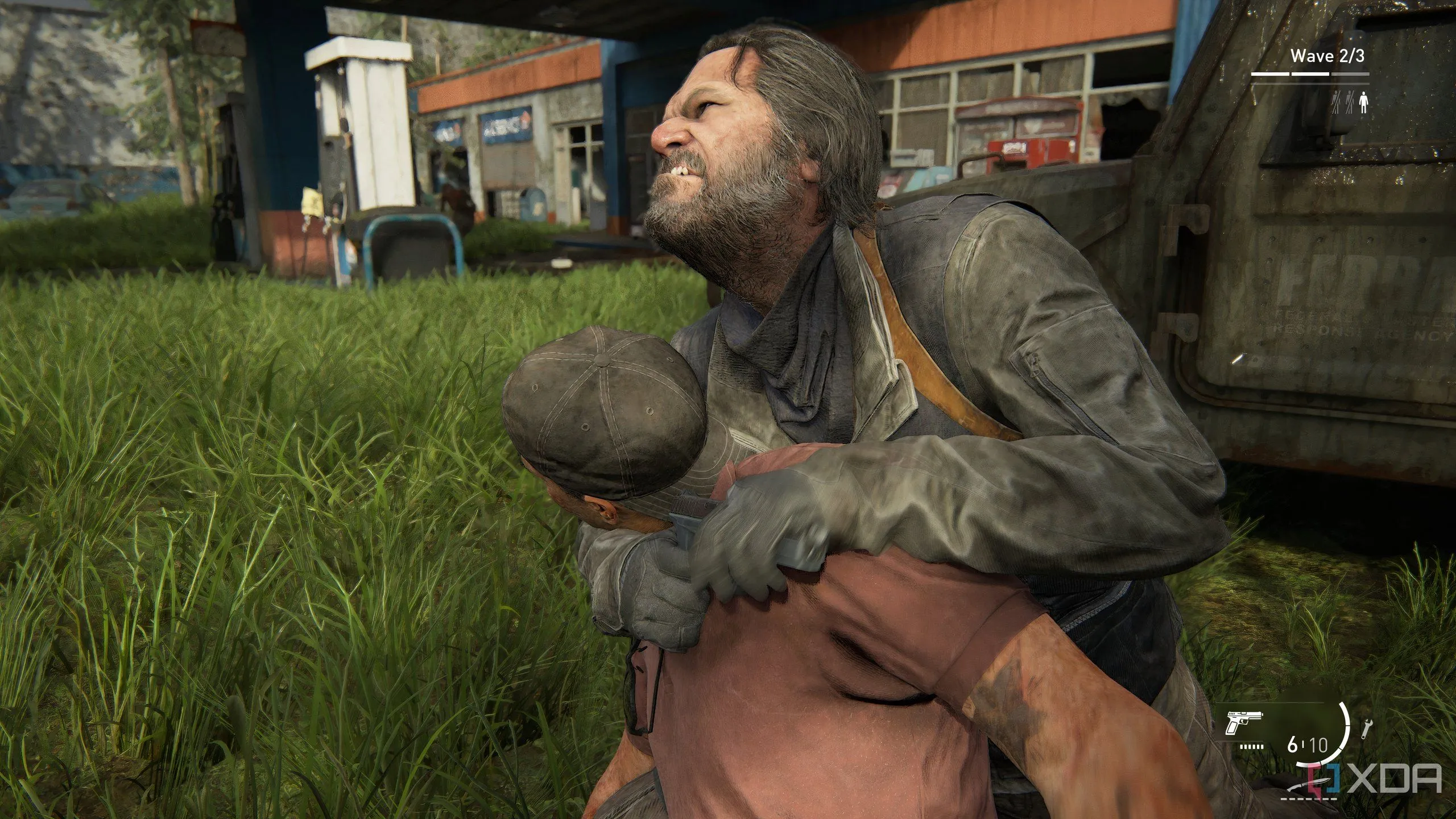 Một cảnh chụp từ game The Last of Us Part II Remastered trên PC, cho thấy Bill đang siết cổ kẻ thù, thể hiện cơ chế chiến đấu và hành động lén lút của trò chơi.