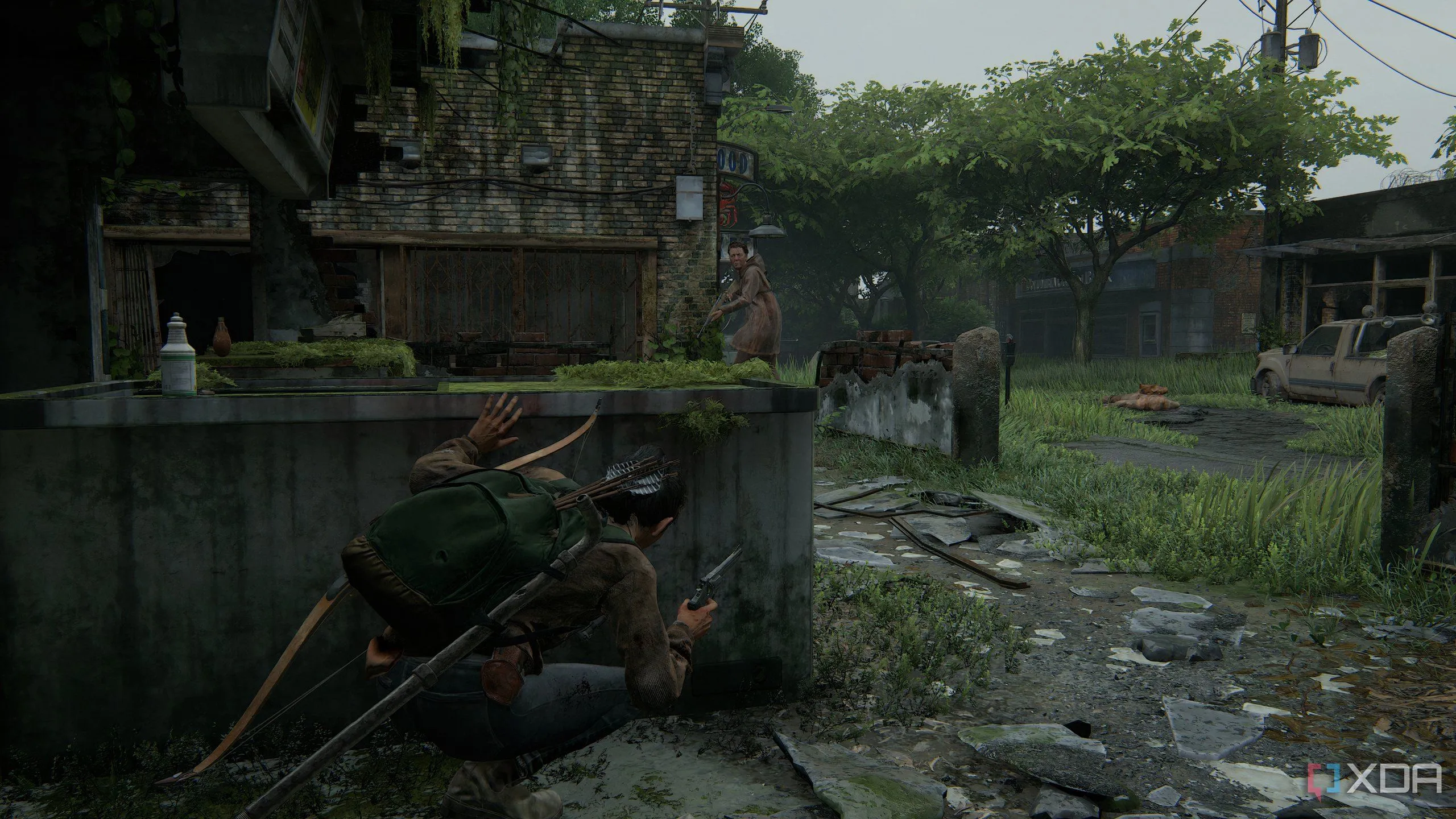Một cảnh chụp từ game The Last of Us Part II Remastered trên PC, cho thấy Dina đang cúi thấp ẩn nấp trong khi một kẻ thù với cung tên tuần tra gần đó, làm nổi bật yếu tố lén lút.
