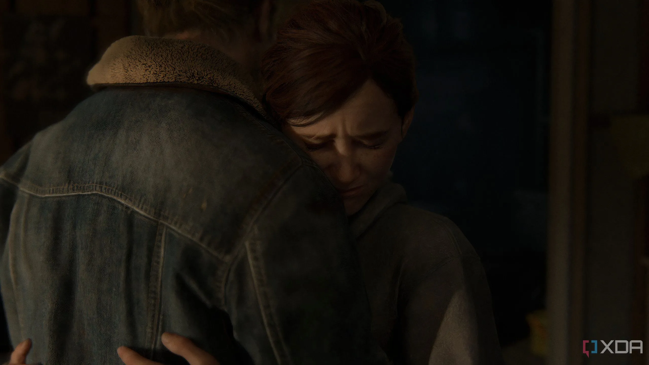 Một cảnh chụp từ game The Last of Us Part II Remastered trên PC, cho thấy Ellie ôm Tommy trong một khoảnh khắc cảm động.