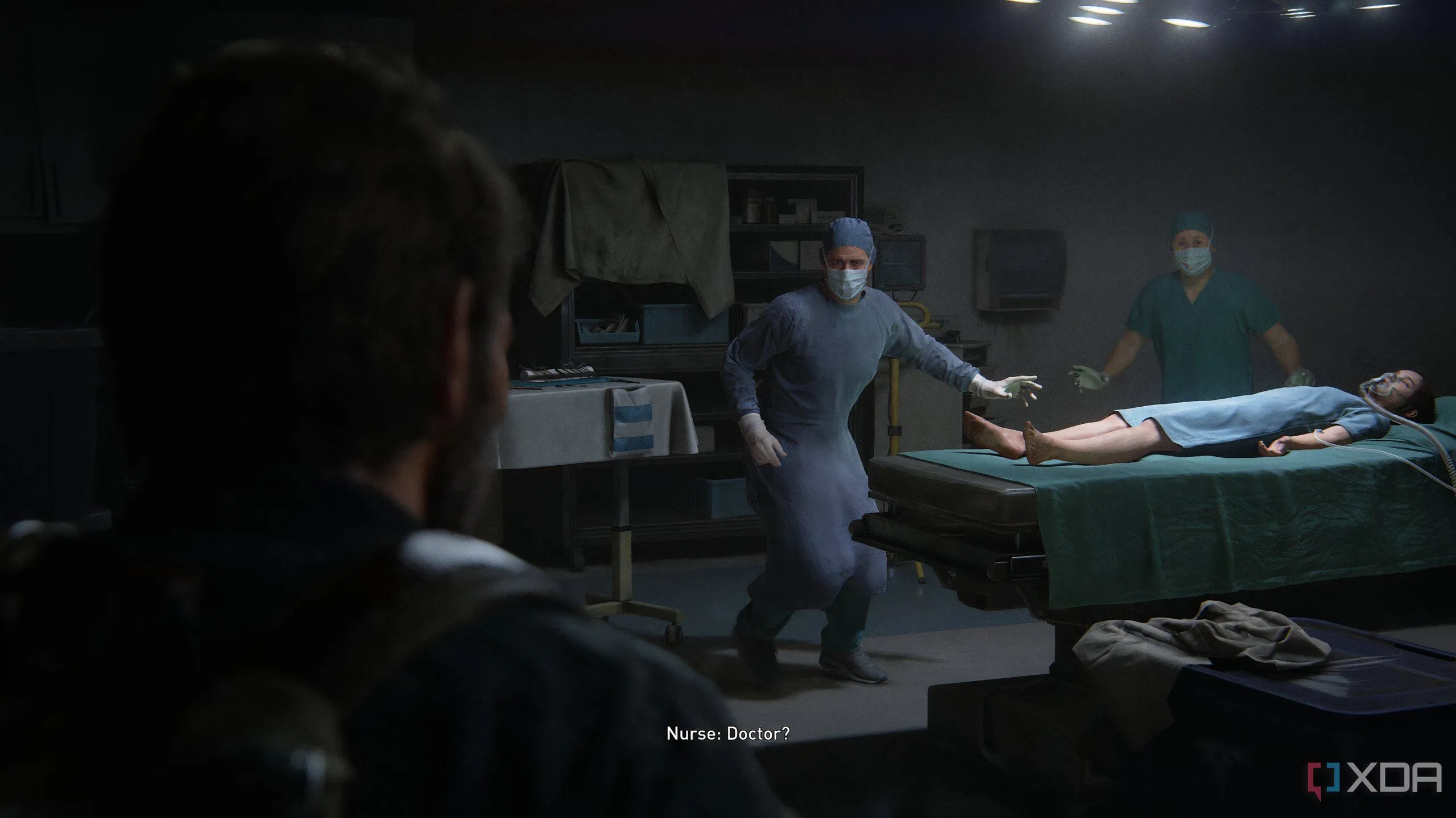 Một cảnh chụp từ game The Last of Us Part II Remastered trên PC, cho thấy hai bác sĩ đang mặc đồ phẫu thuật và một cô gái trẻ nằm trên bàn mổ, gợi nhớ khoảnh khắc quan trọng trong cốt truyện.