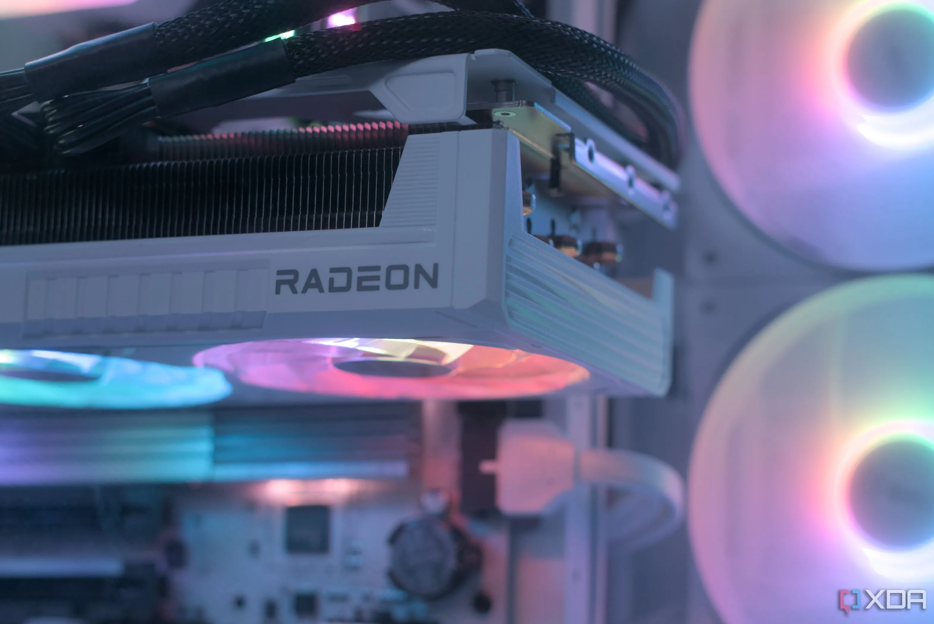 Một card đồ họa gắn trong vỏ case máy tính của Be Quiet