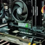 Một cấu hình PC gaming với các linh kiện bên trong, minh họa tầm quan trọng của việc lựa chọn SSD chất lượng thay vì SSD giá rẻ như WD Green M.2 SATA để đảm bảo hiệu suất và độ bền.