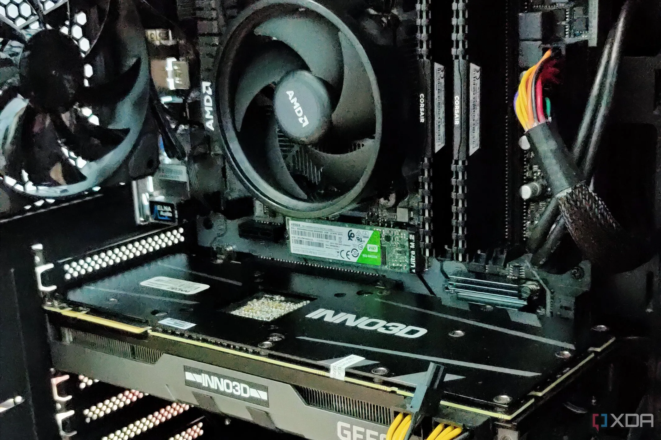Một cấu hình PC gaming với các linh kiện bên trong, minh họa tầm quan trọng của việc lựa chọn SSD chất lượng thay vì SSD giá rẻ như WD Green M.2 SATA để đảm bảo hiệu suất và độ bền.