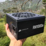 Một người cầm bộ nguồn Corsair RM1000e chuẩn vàng