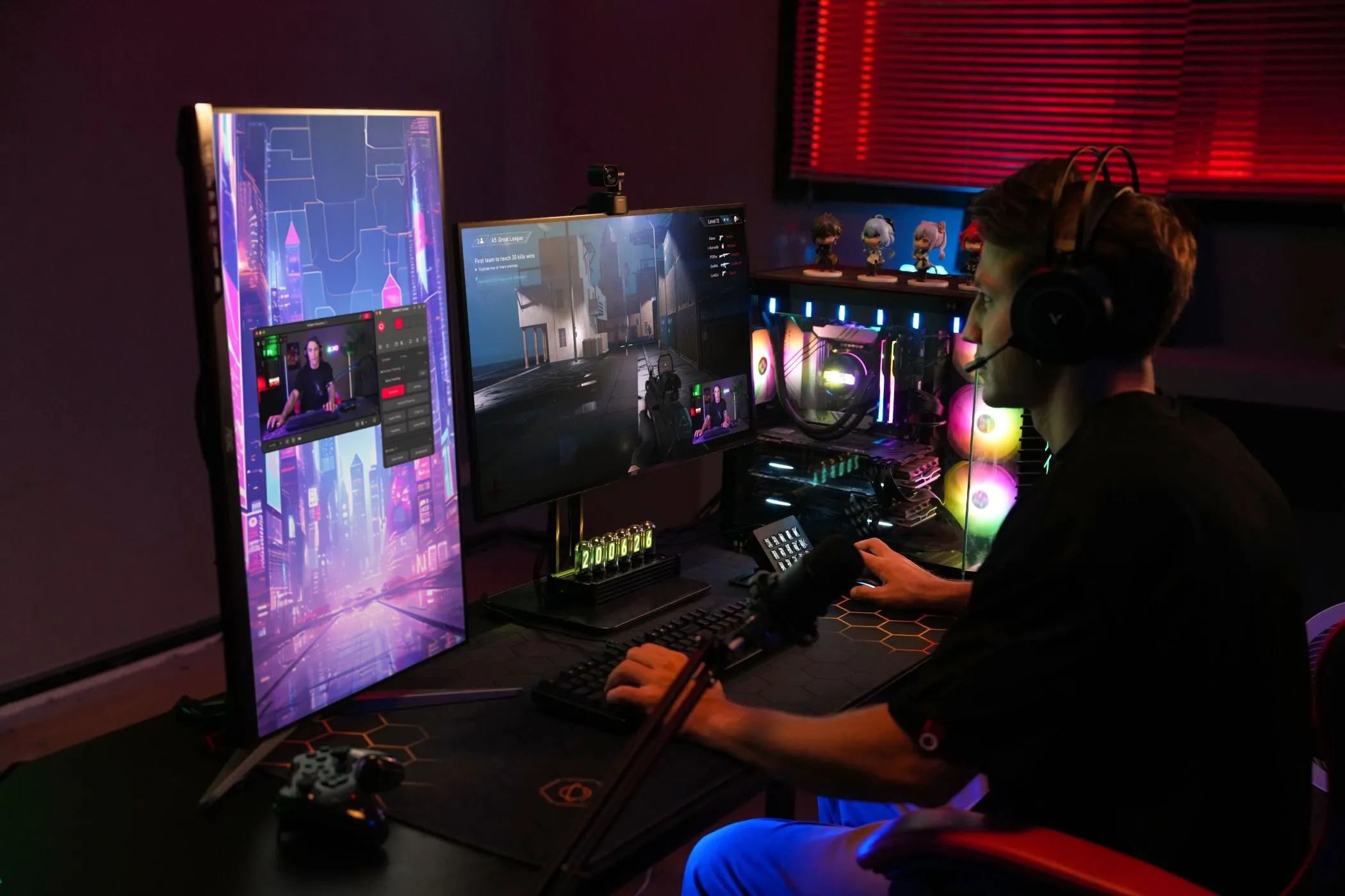 Một người đàn ông đang chơi game tại bàn làm việc với thiết bị OSBOT Tiny 2 Lite đặt trên màn hình máy tính