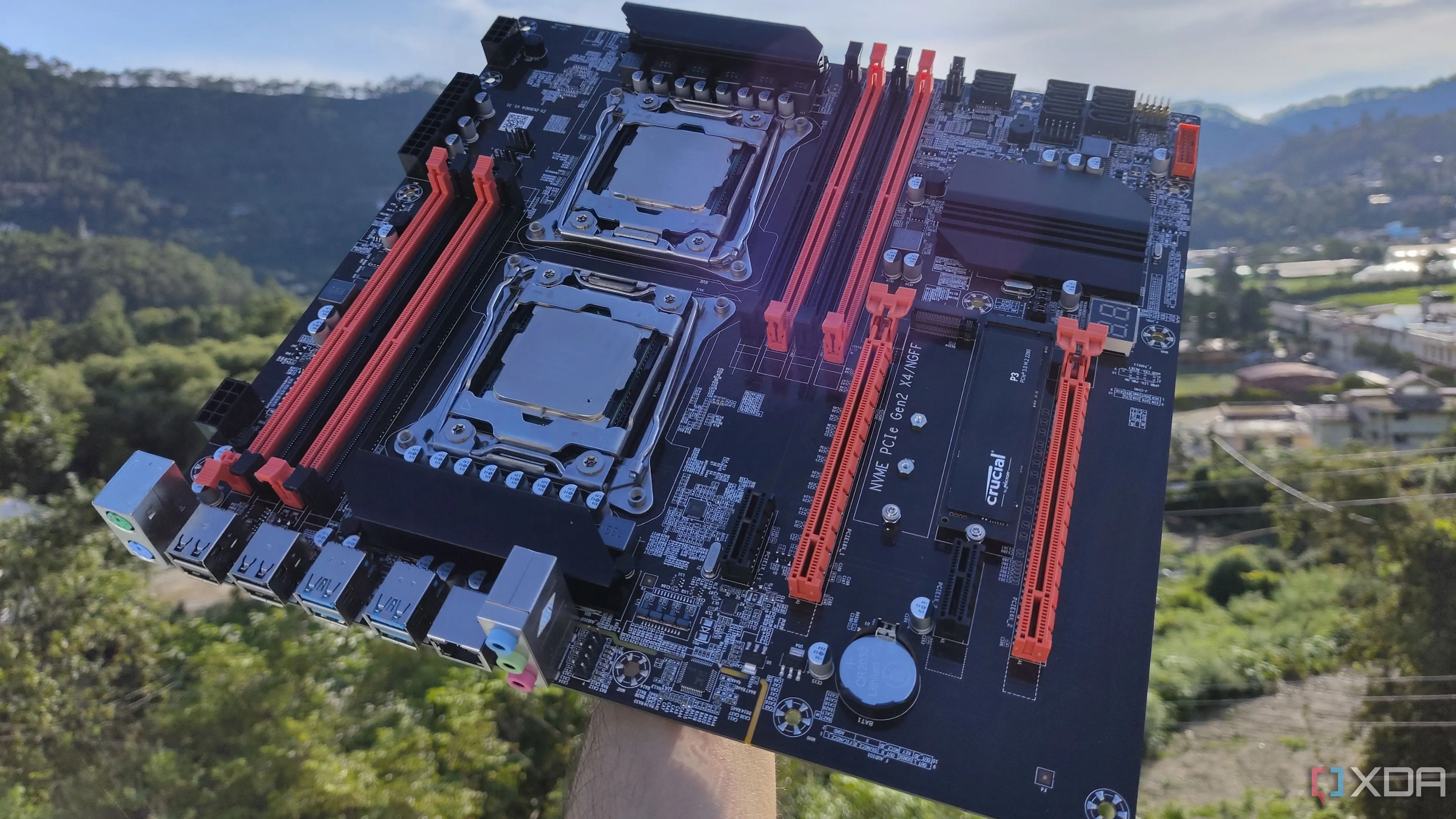 Một người đang cầm bo mạch chủ máy chủ X99 với hai CPU Intel Xeon đã được cắm