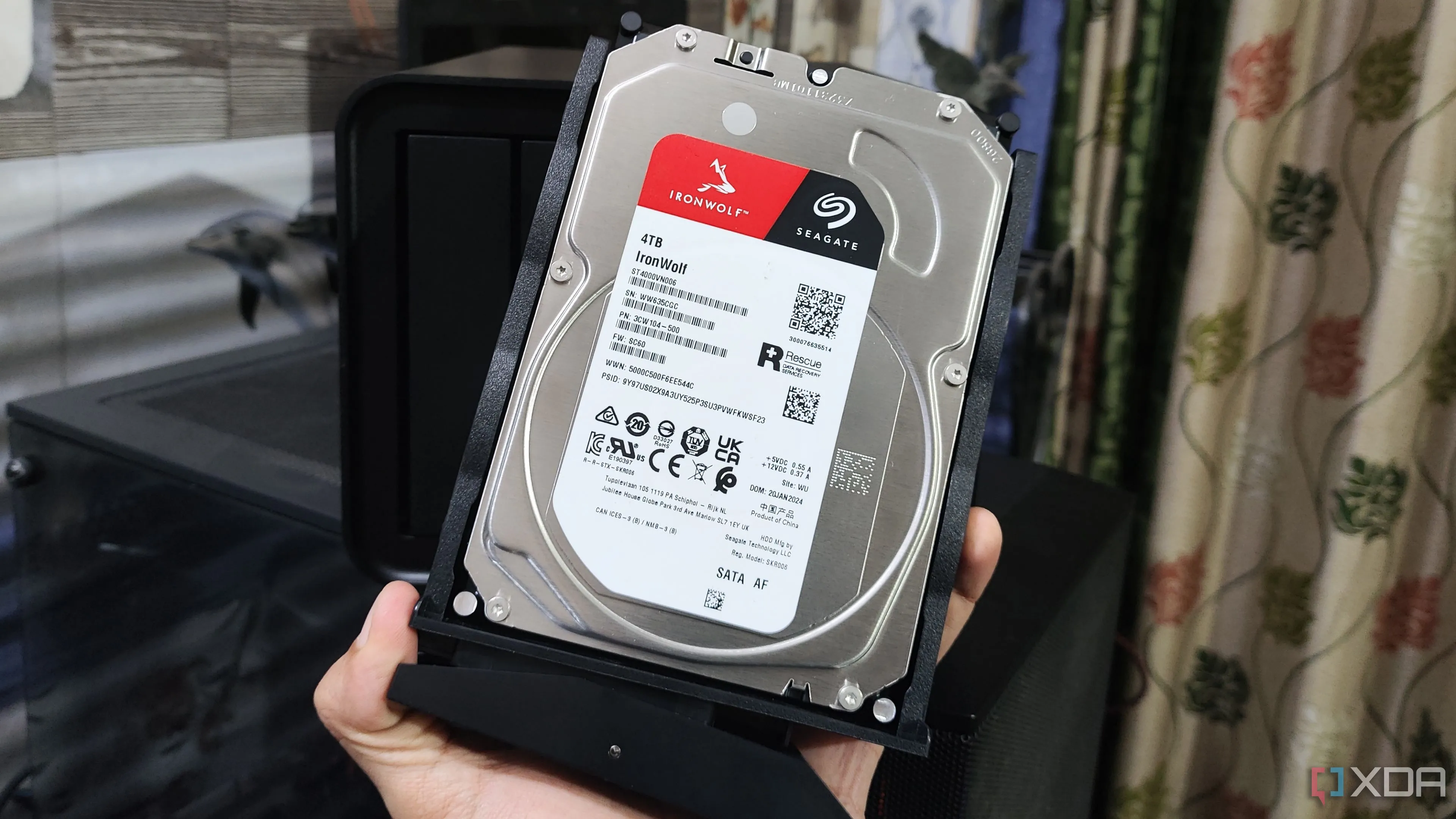 Một người đang cầm ổ cứng Seagate HDD