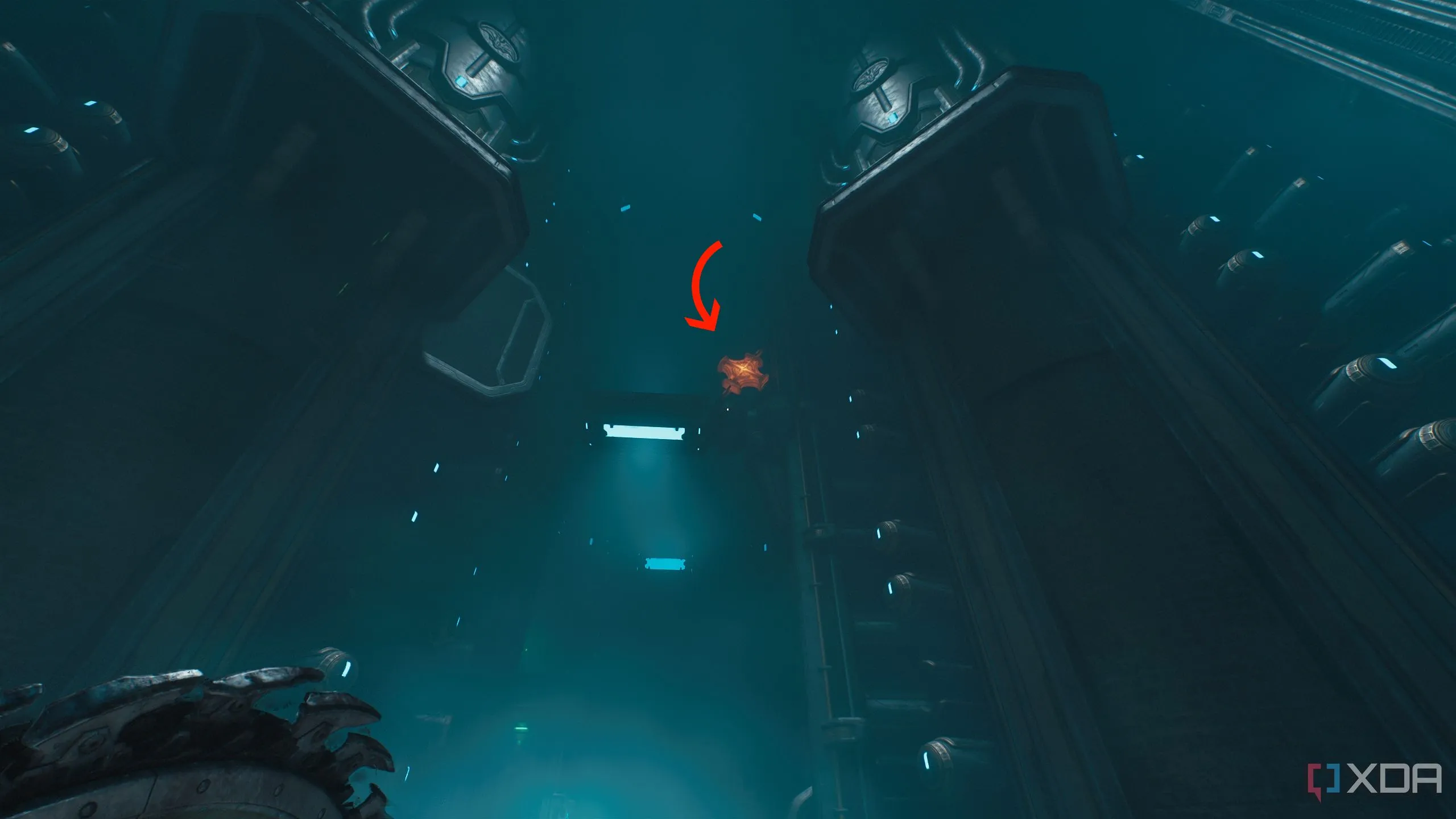 Mũi tên chỉ cây thánh giá kim loại nóng chảy ở phía trên đầu trong Doom The Dark Ages