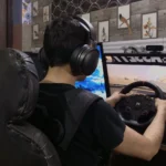 Người chơi Assetto Corsa với Woojer Vest 3 và tai nghe VR