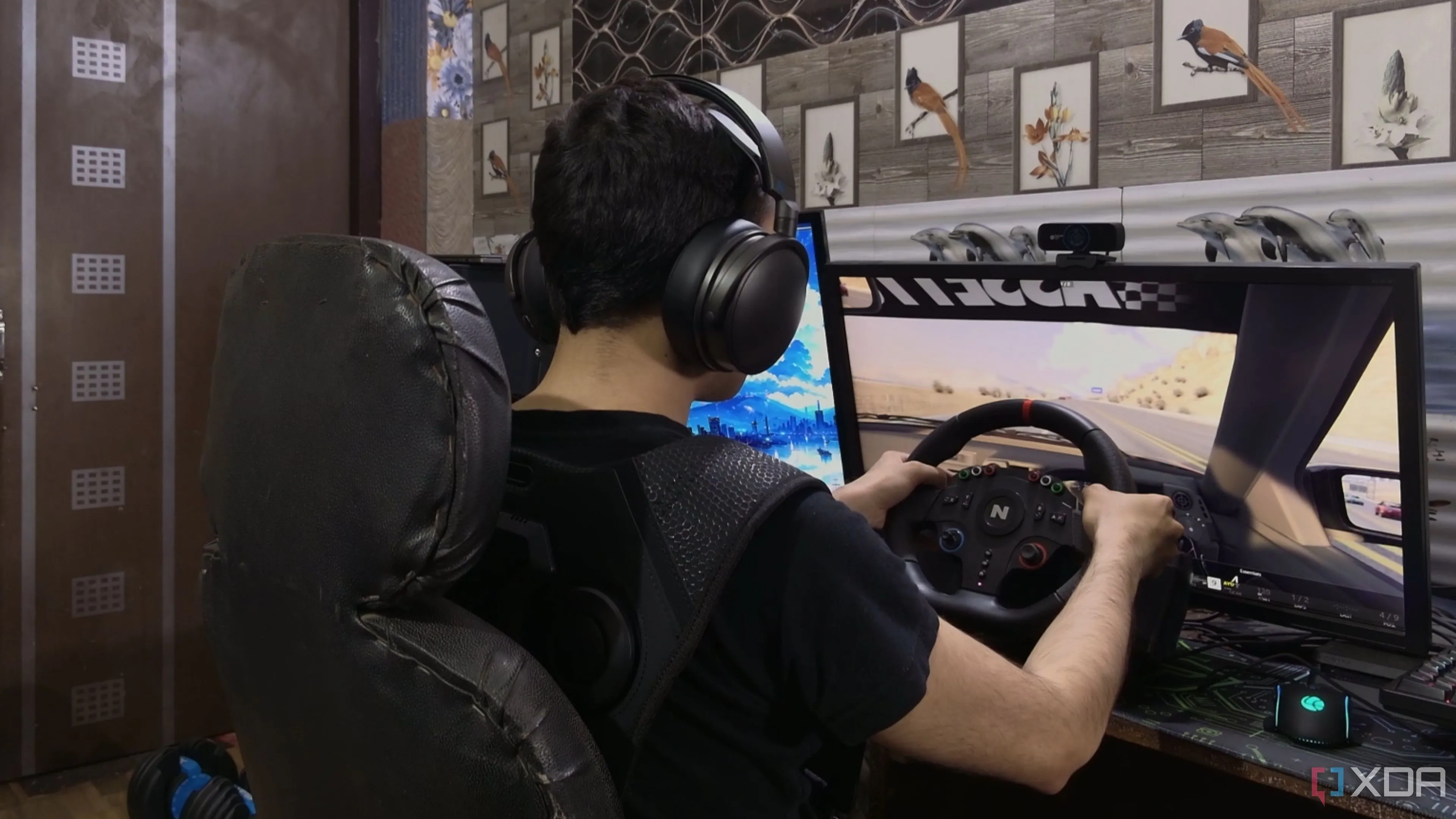 Người chơi Assetto Corsa với Woojer Vest 3 và tai nghe VR