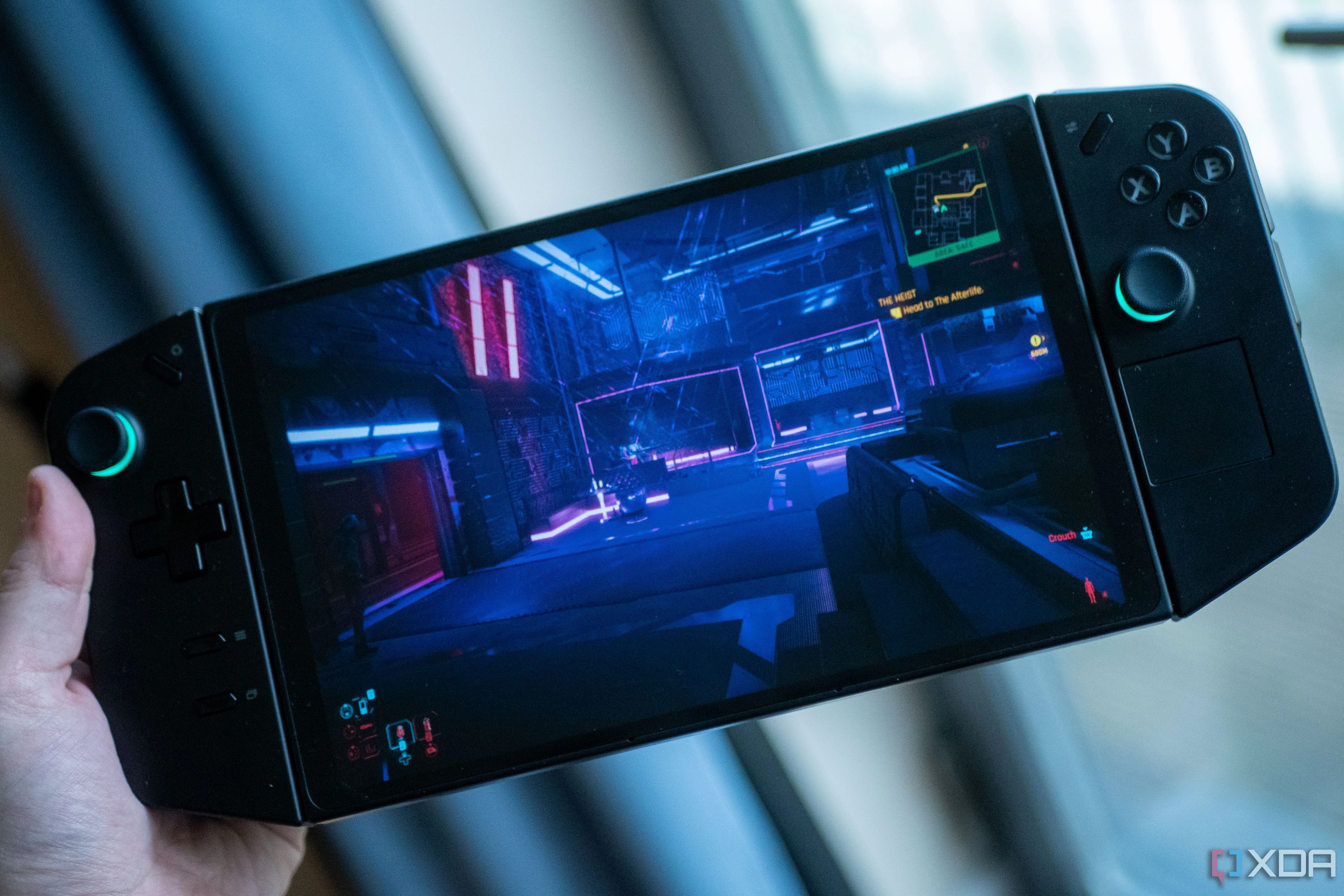 Người chơi Cyberpunk 2077 trên Lenovo Legion Go, thể hiện hiệu suất game trên thiết bị cầm tay