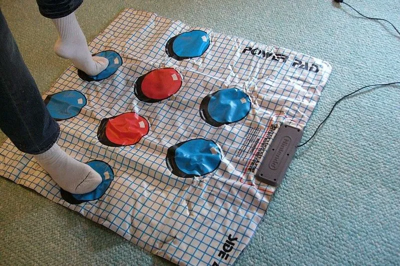 Người chơi tương tác với thiết bị NES Power Pad để điều khiển game thể thao