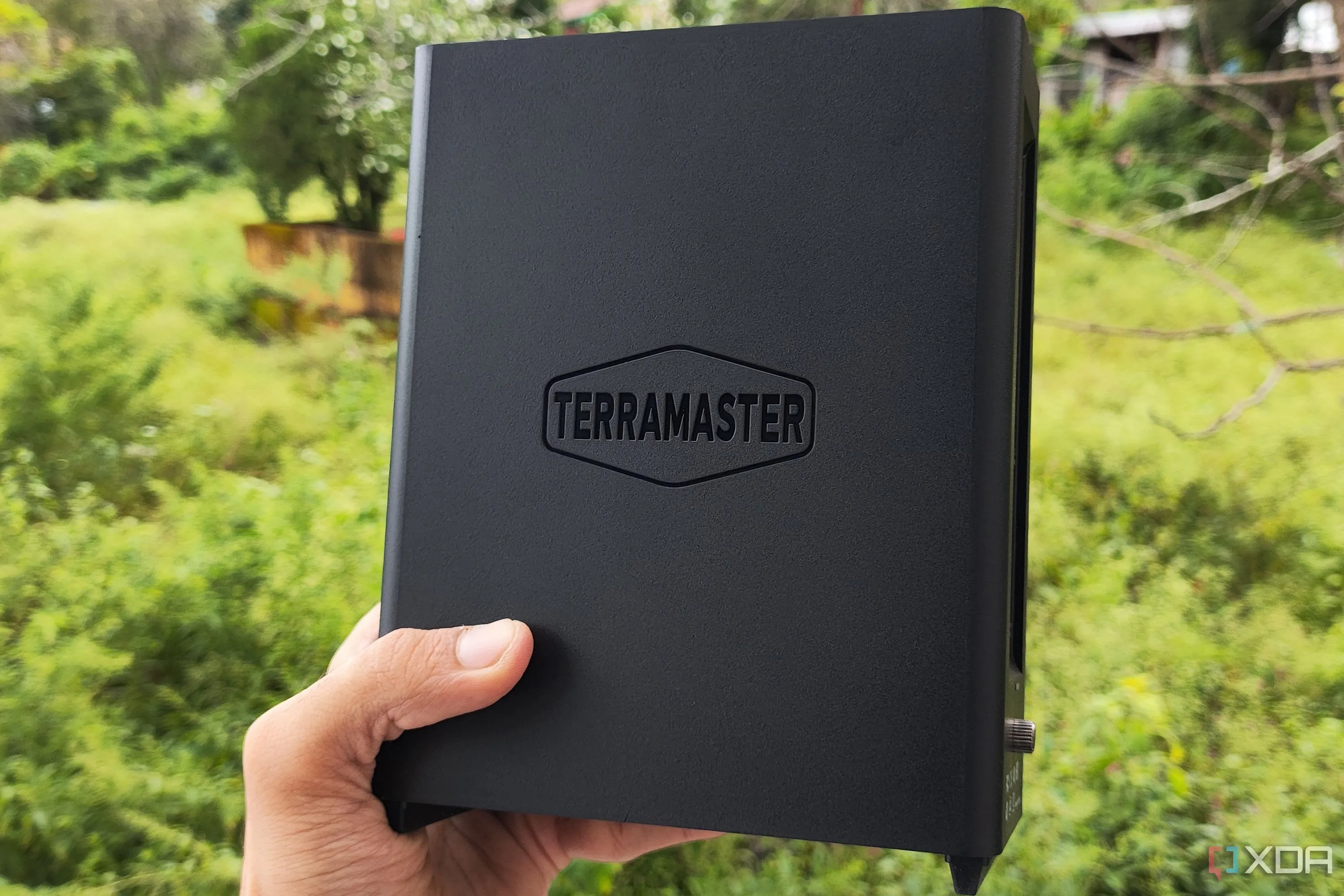 Người dùng cầm trên tay thiết bị NAS TerraMaster F8 SSD Plus toàn bộ bằng ổ cứng SSD