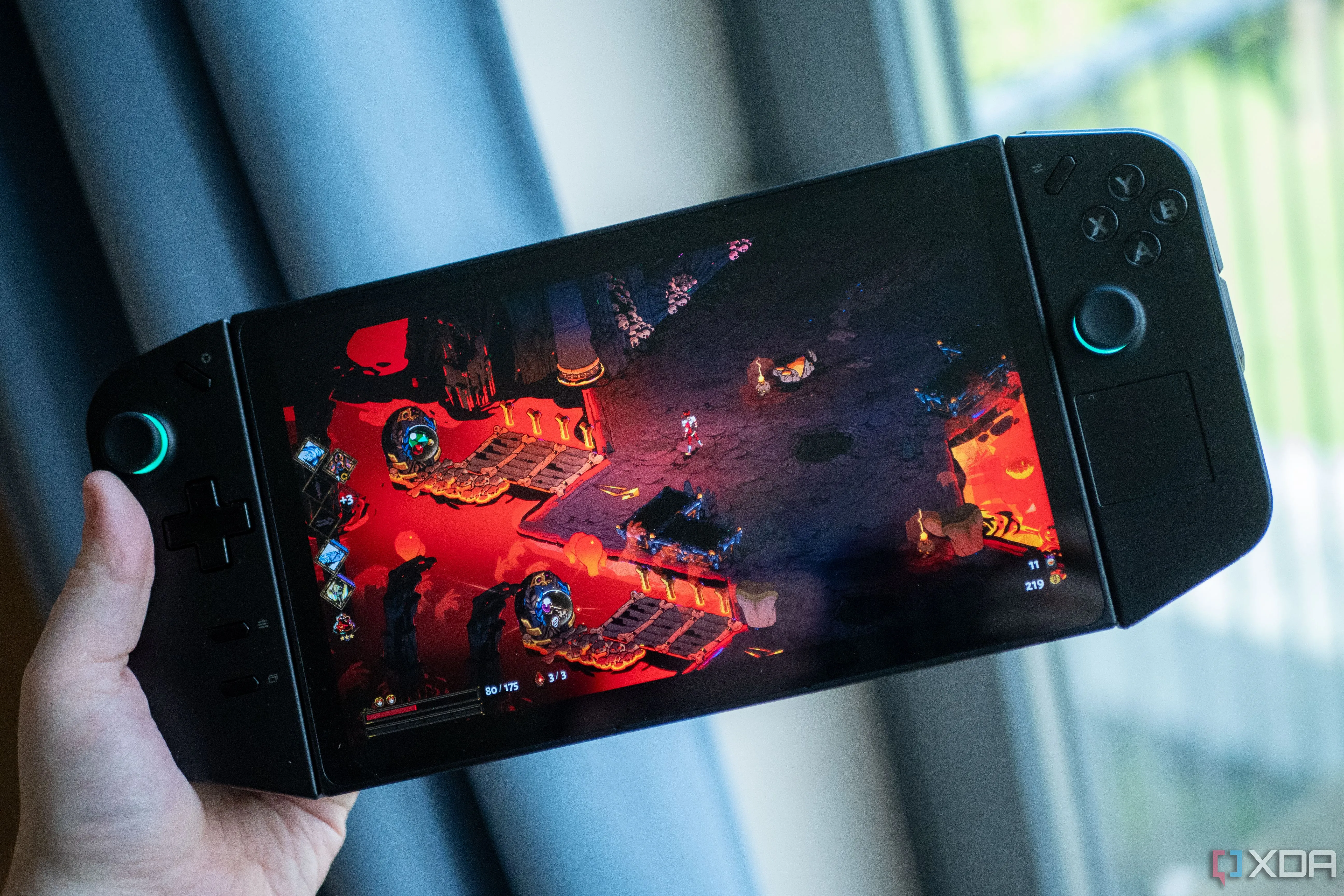 Người dùng chơi game Hades trên thiết bị Lenovo Legion Go, minh họa trải nghiệm cầm nắm của PC cầm tay