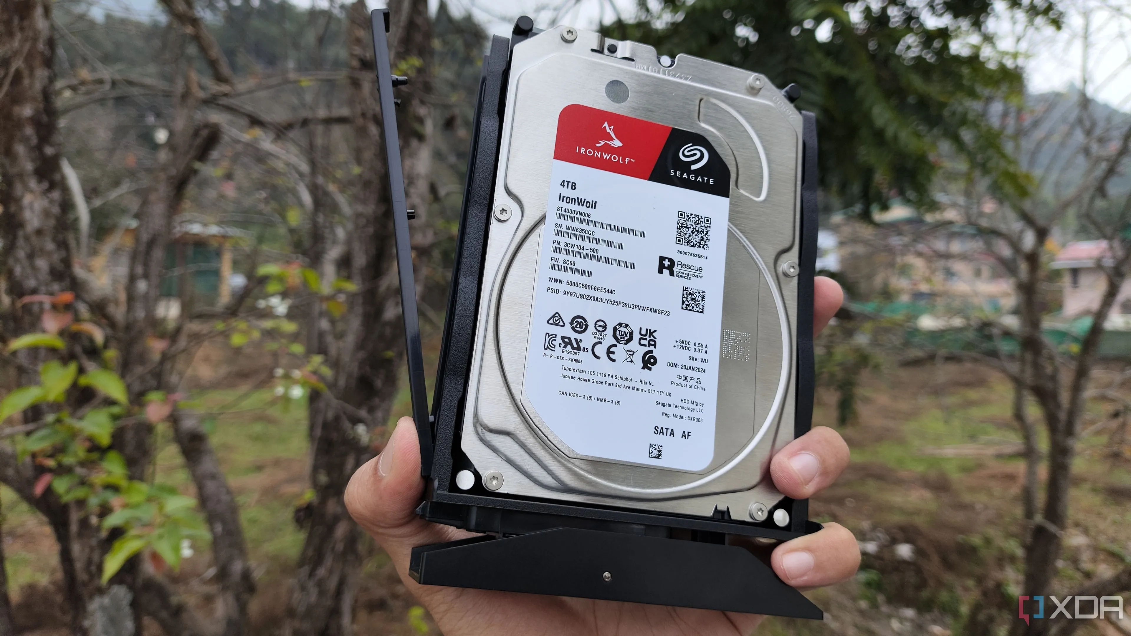 Người dùng đang cầm ổ cứng HDD 4TB, minh họa cho khả năng quản lý bộ nhớ linh hoạt của TrueNAS trên các loại ổ đĩa khác nhau.