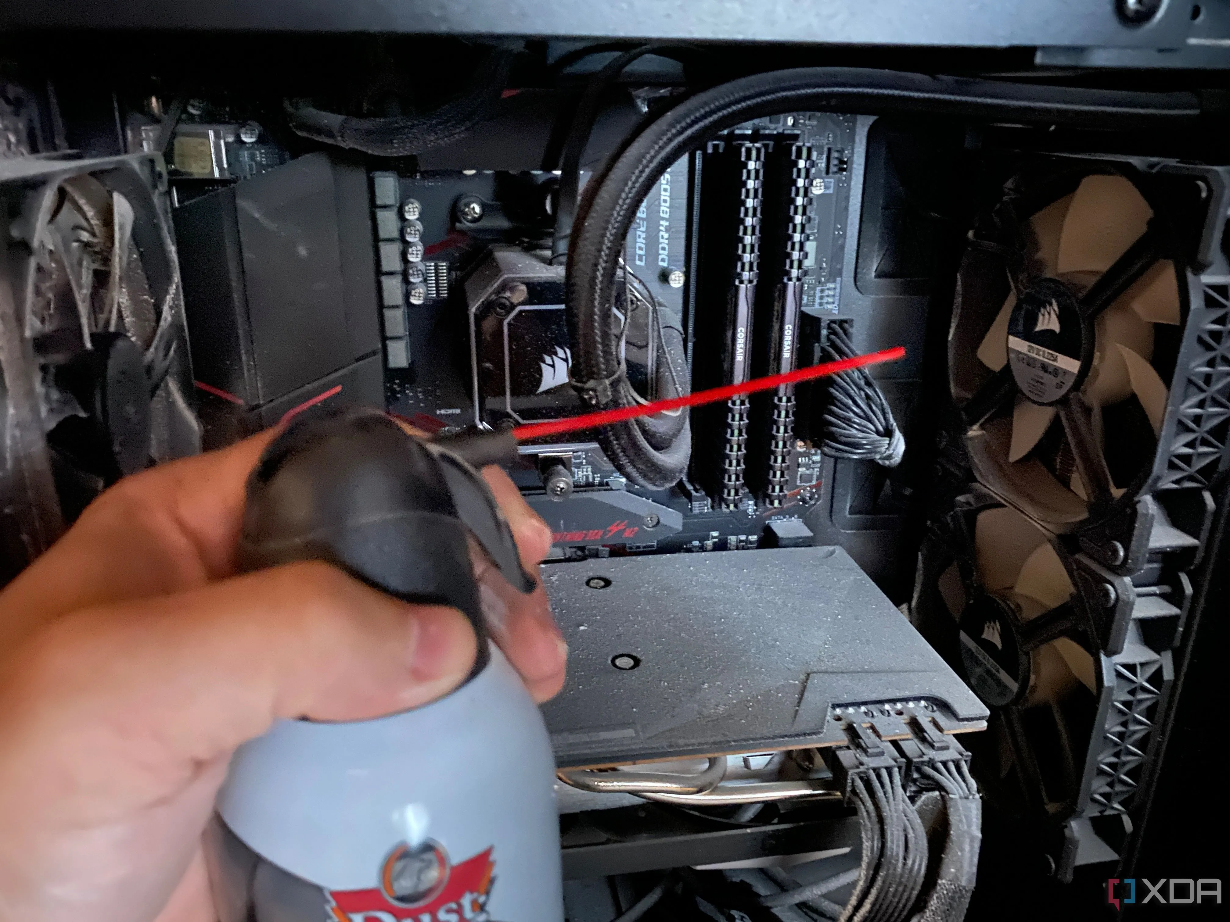 Người dùng đang thổi bụi từ vỏ case PC bằng bình xịt khí nén
