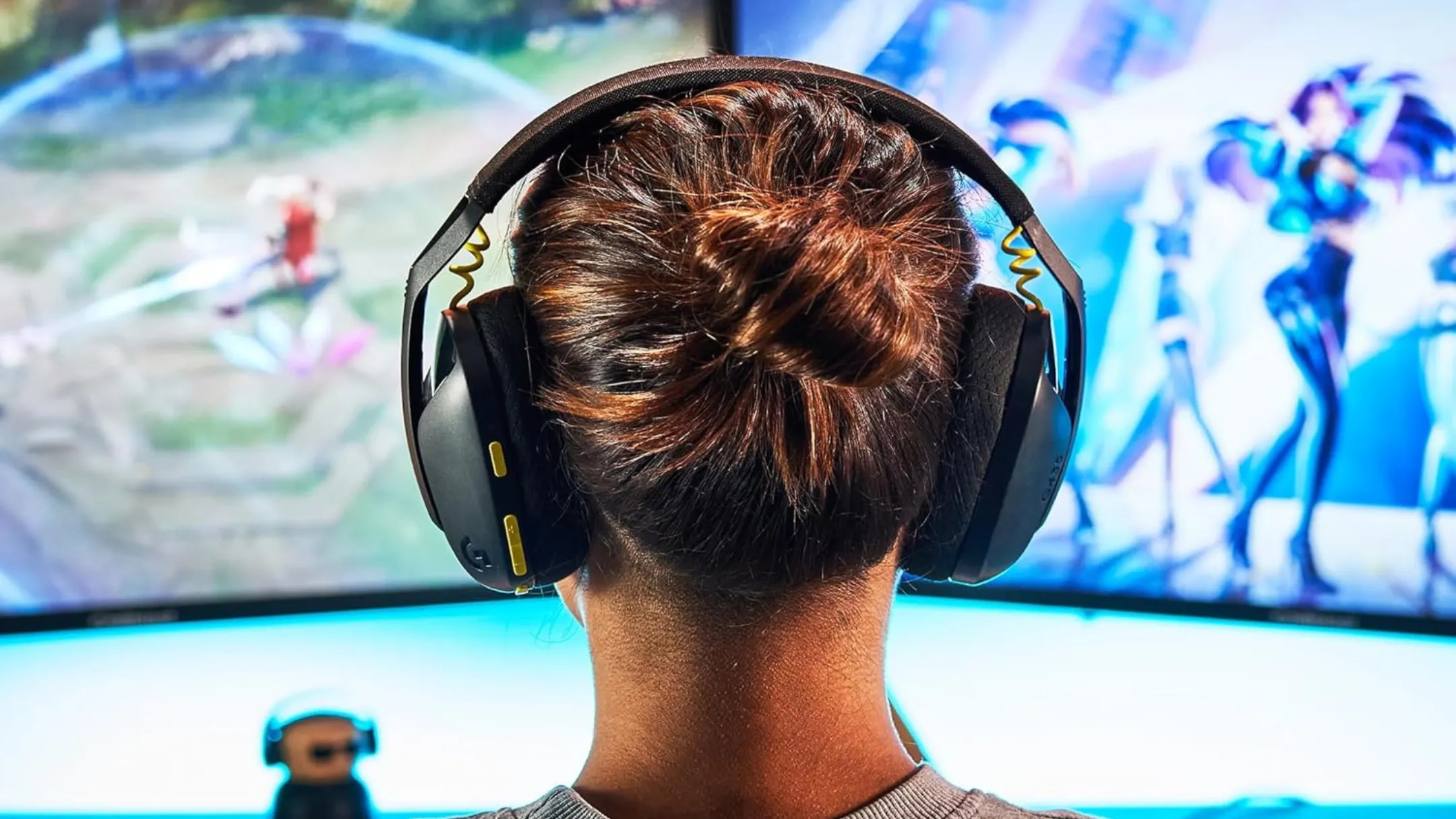 Người dùng đeo tai nghe chơi game Bluetooth Logitech G435 LIGHTSPEED không dây, minh họa sự tiện lợi của kết nối Bluetooth trên máy tính.