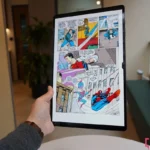 Người dùng đọc truyện tranh trên màn hình Samsung Galaxy Tab S8 Ultra lớn, minh họa trải nghiệm đọc tập trung.