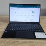 Người dùng làm việc với Google Docs trên laptop, một ví dụ về dịch vụ được truy cập qua trình duyệt Chrome.