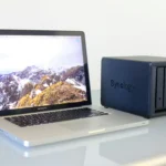 Người dùng MacBook Pro làm việc với dữ liệu trên thiết bị NAS Synology