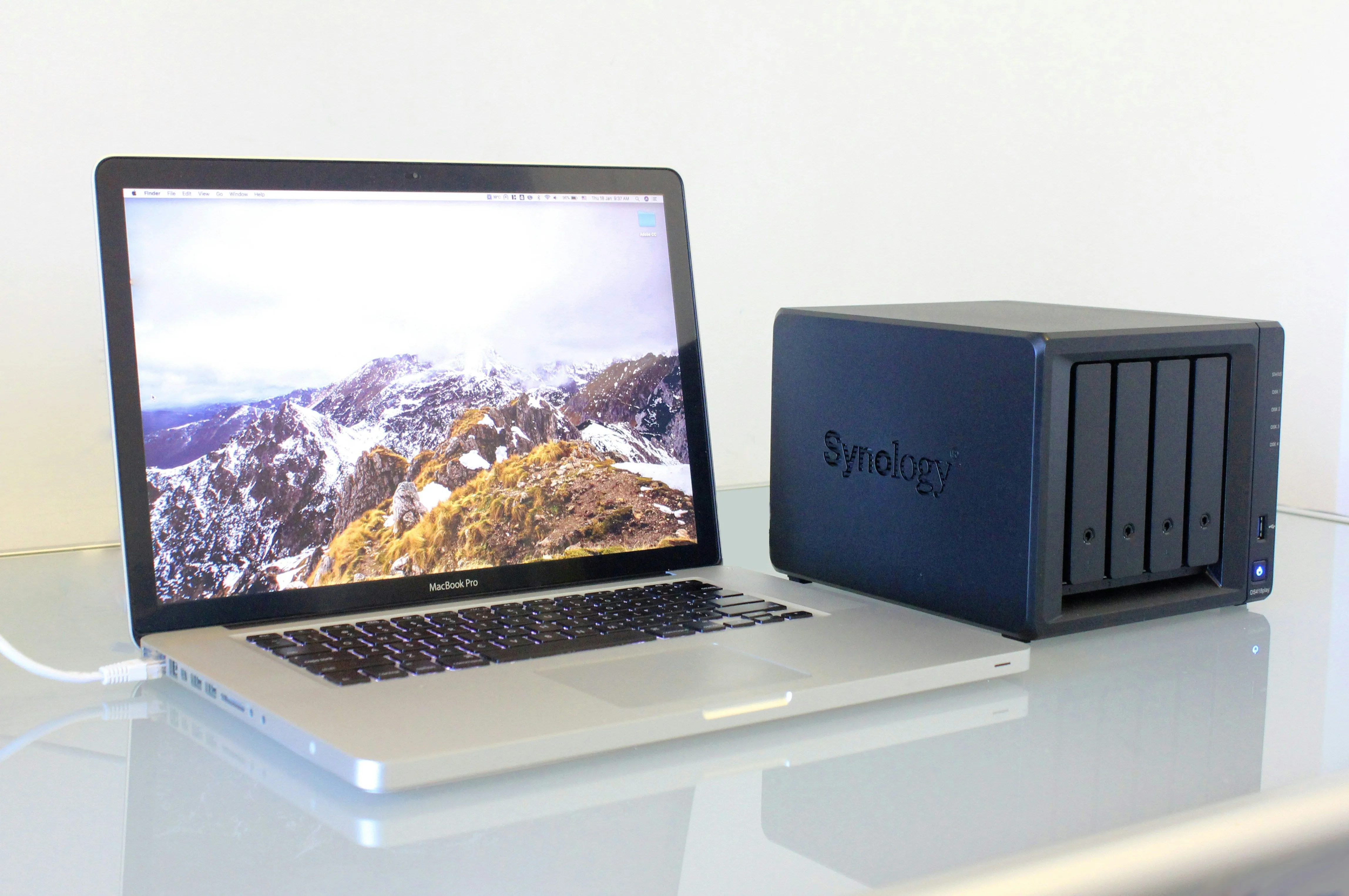 Người dùng MacBook Pro làm việc với dữ liệu trên thiết bị NAS Synology