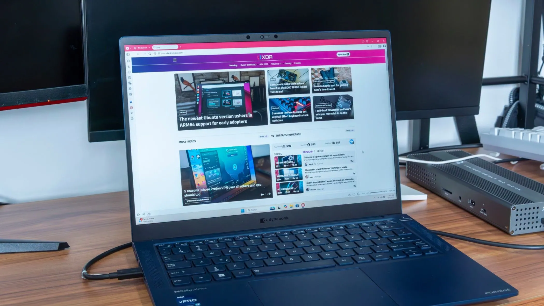 Người dùng thao tác trên laptop chạy Windows 11