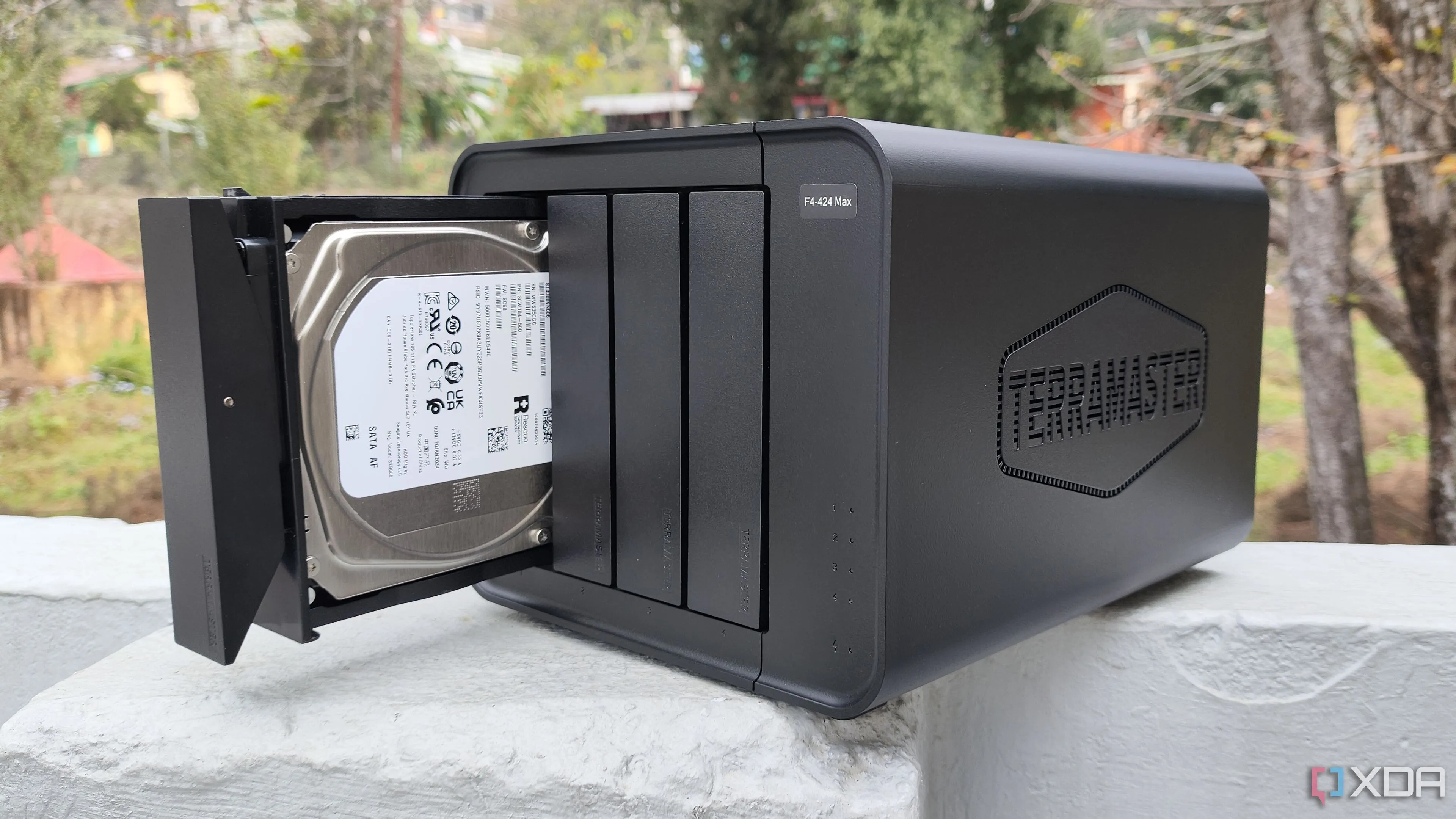 Người dùng trải nghiệm cầm nắm thiết bị NAS TerraMaster F4-424 Max 4 khay