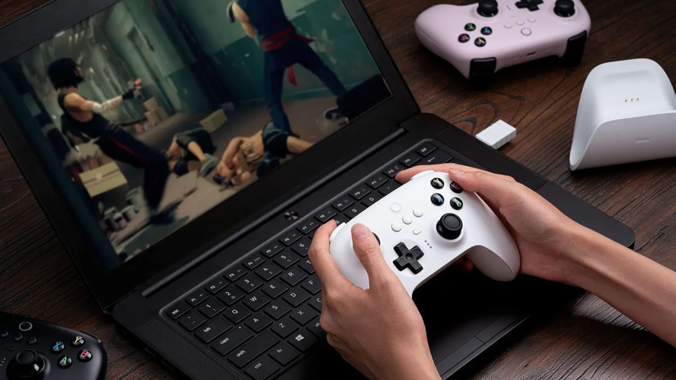 Người dùng trải nghiệm chơi game mượt mà với tay cầm 8BitDo Ultimate Wireless trên laptop