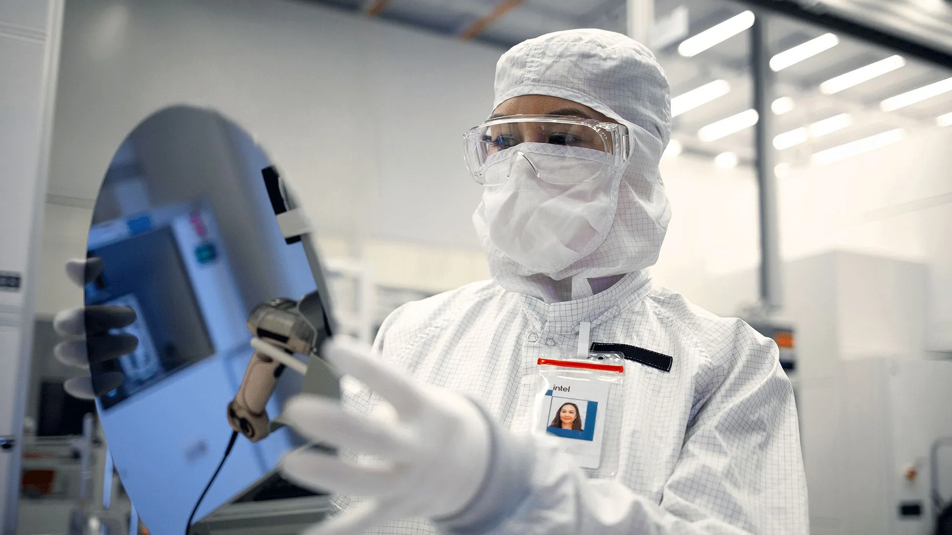 Nhà máy Intel Foundry minh họa hoạt động sản xuất chip của Intel