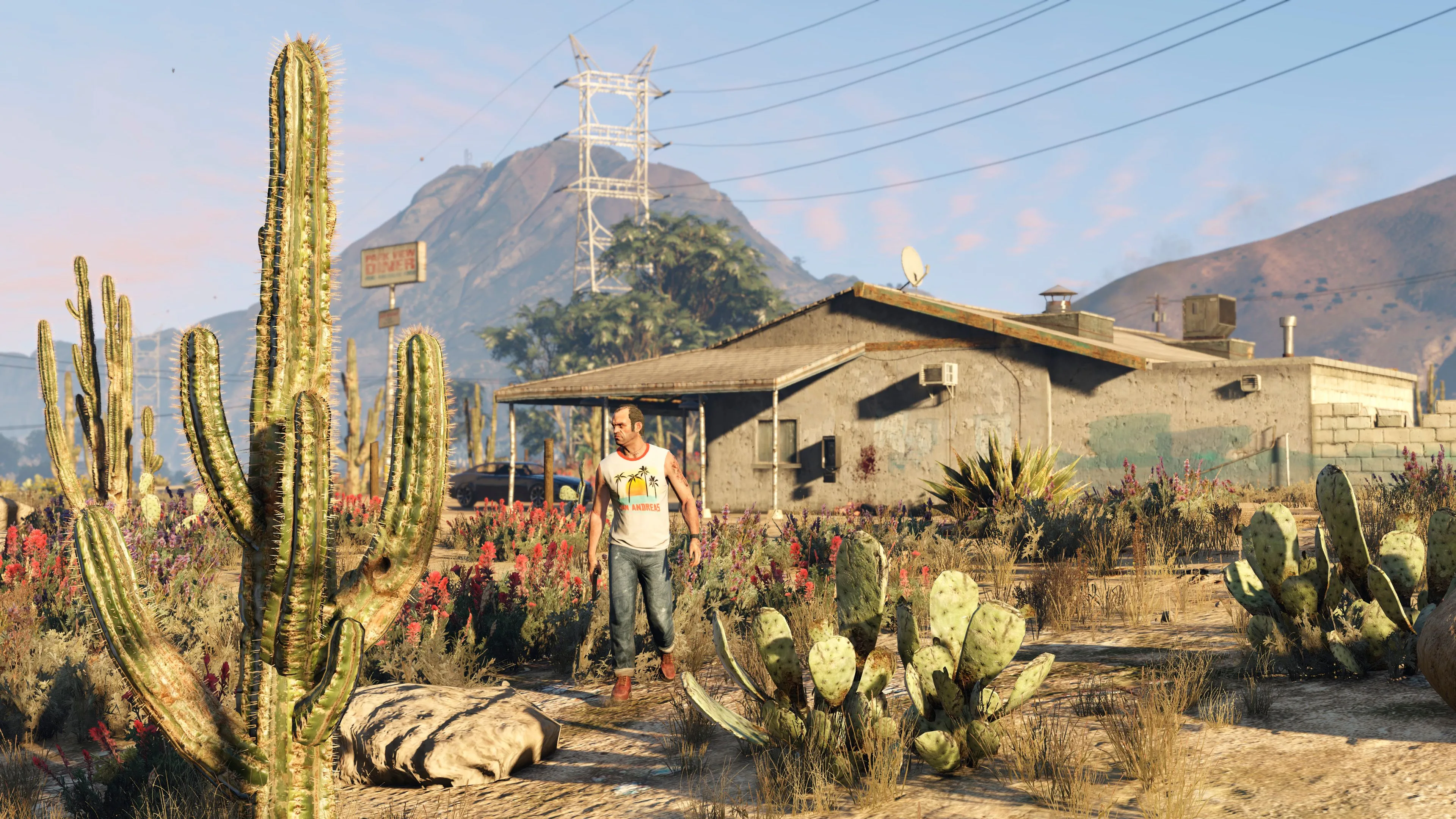 Nhân vật Trevor trong Grand Theft Auto V đi bộ trước ngôi nhà ở Blaine County, biểu tượng của sự thiếu vắng nội dung cốt truyện mở rộng