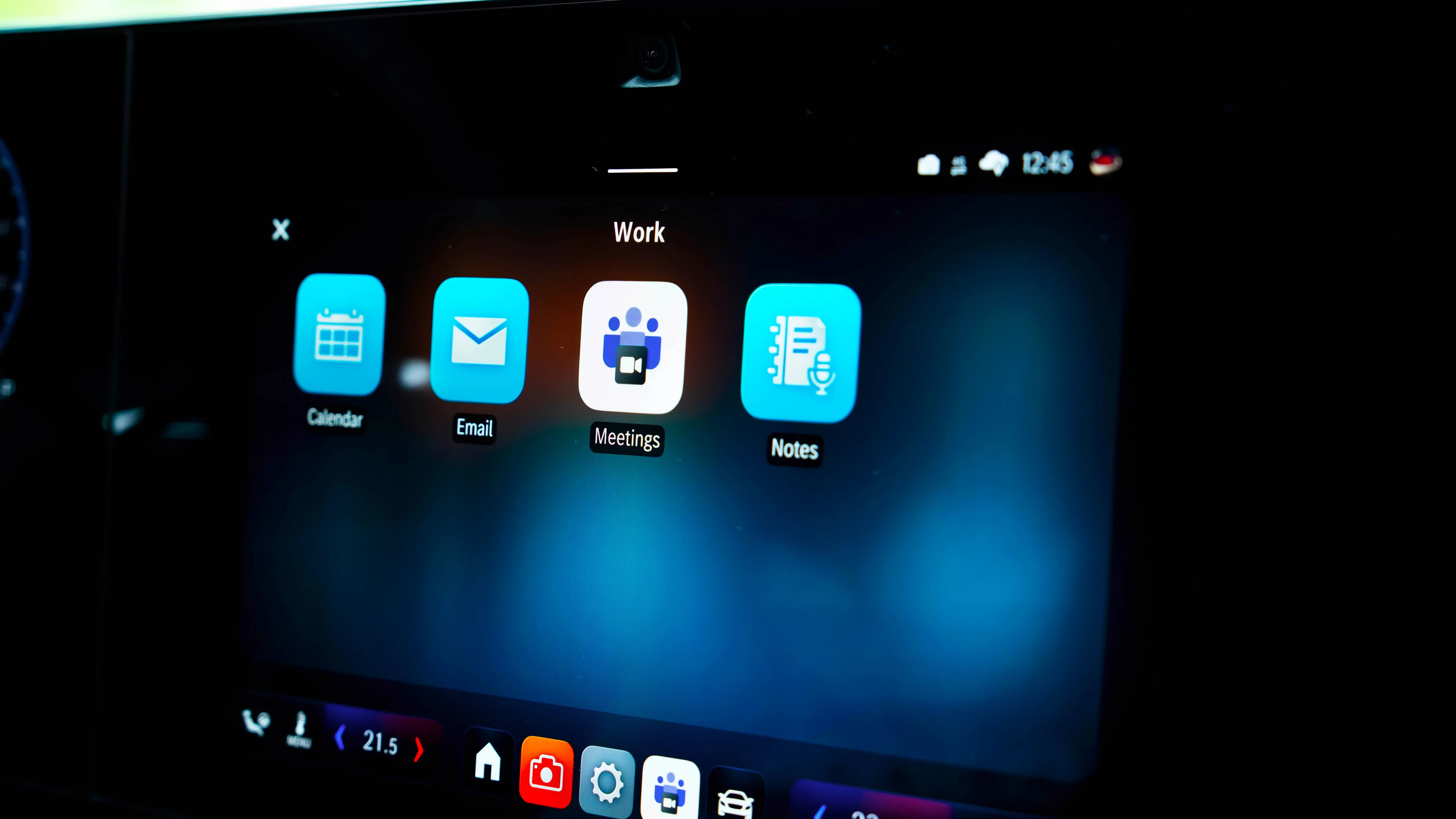 Nội thất xe Mercedes-Benz CLA với màn hình dashboard hiển thị giao diện Microsoft Teams