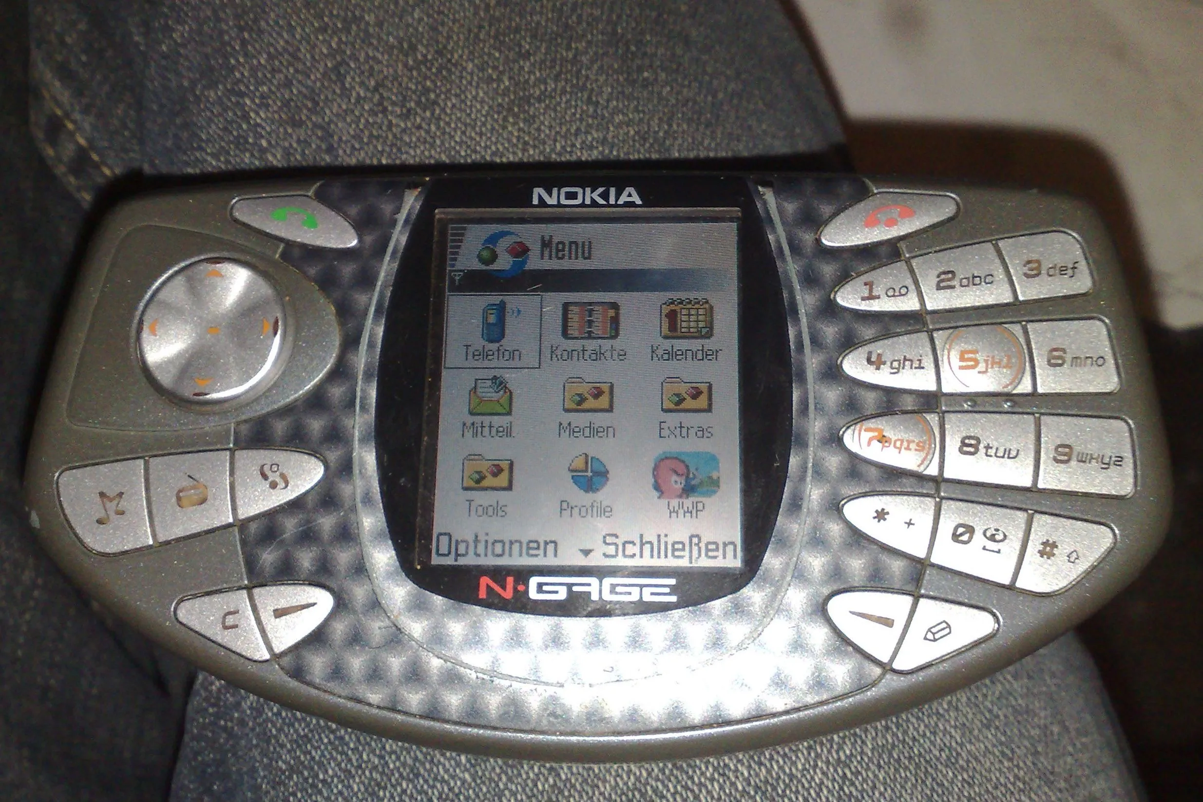 Nokia N-Gage thế hệ đầu tiên với thiết kế 'điện thoại taco' gây tranh cãi